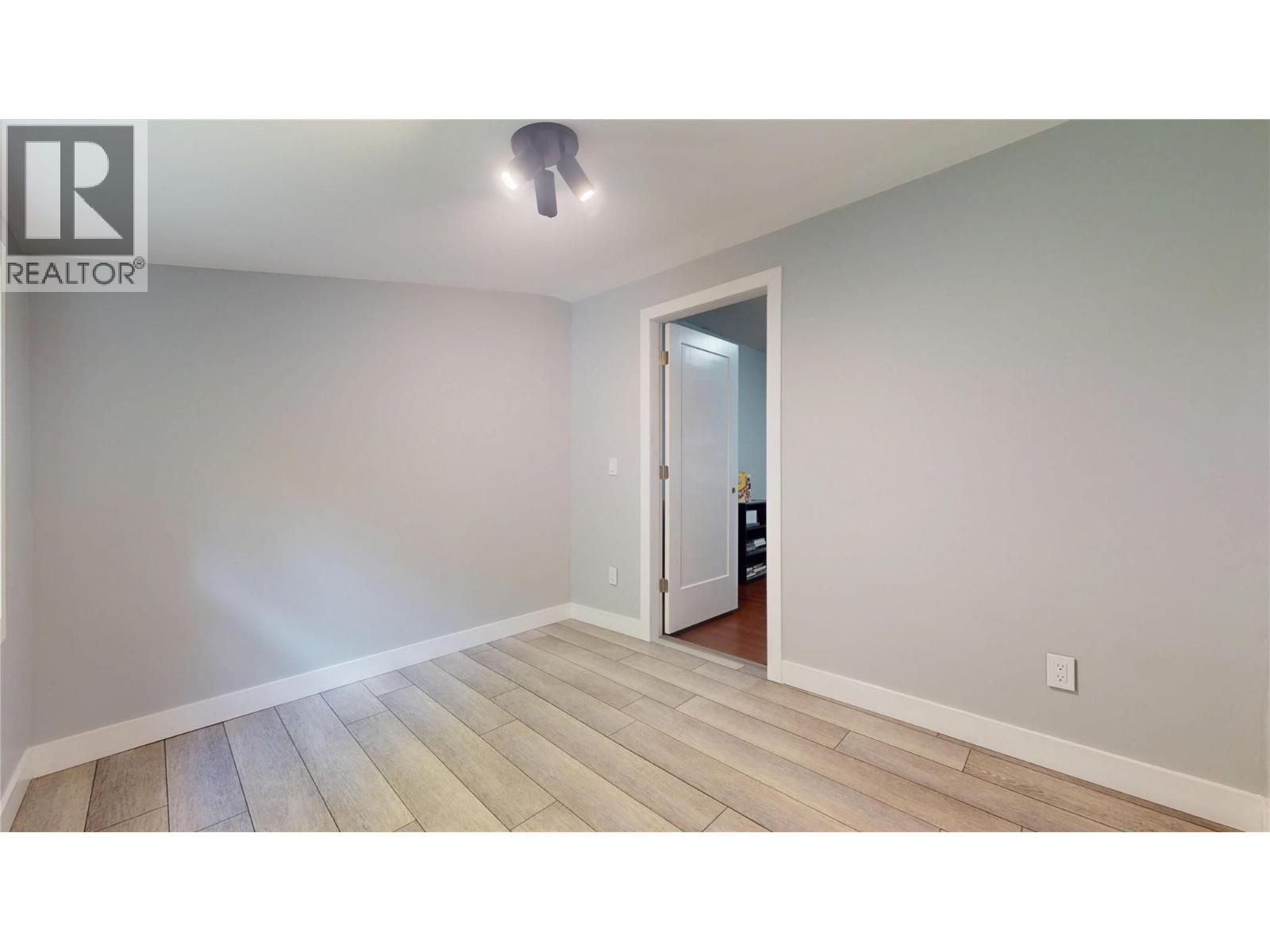315 Kootenay Street N - 10