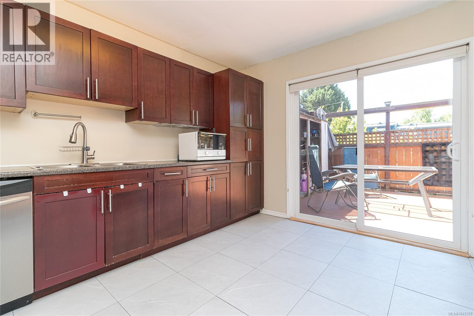 #8 3060 Harriet Rd - 4