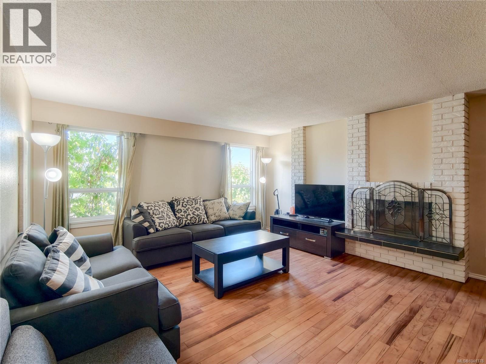 #8 3060 Harriet Rd - 5