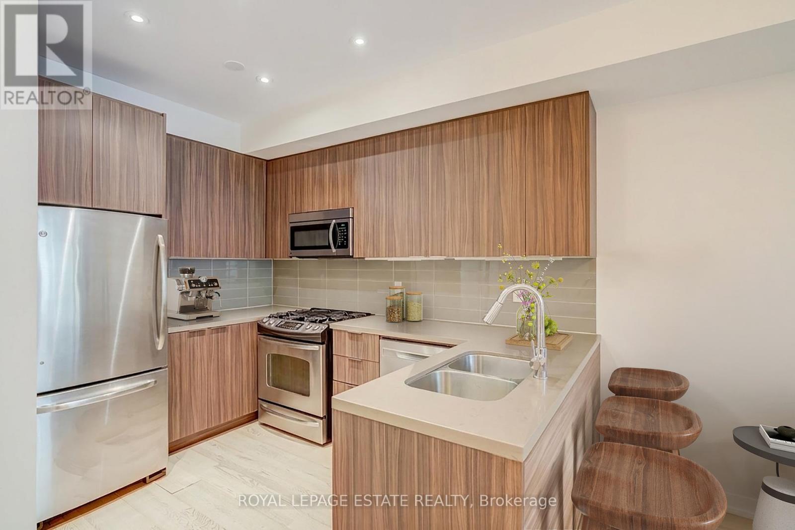 #32 140 BROADVIEW AVENUE - 6