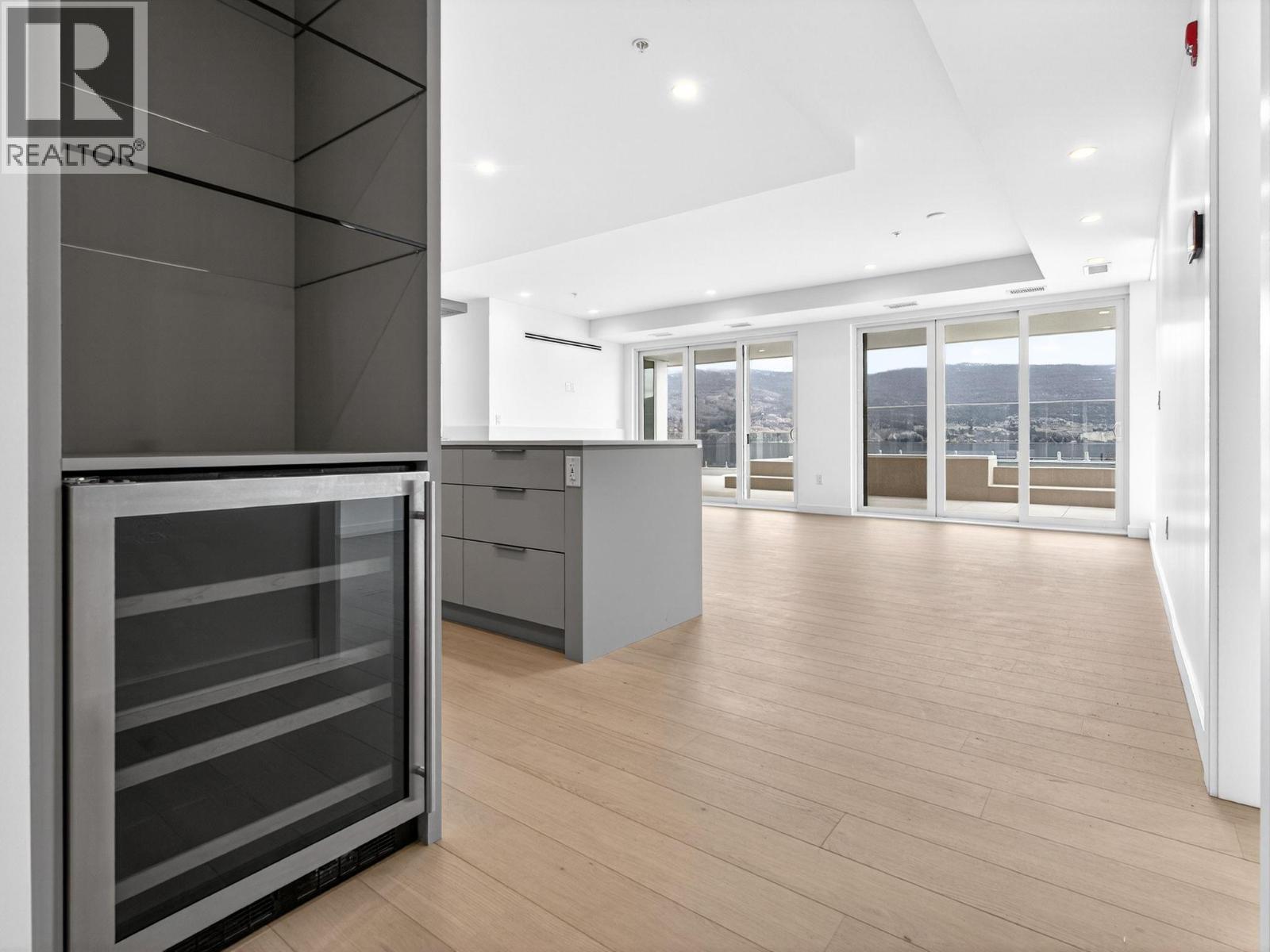 #202 13415 Lakeshore Drive S - 3