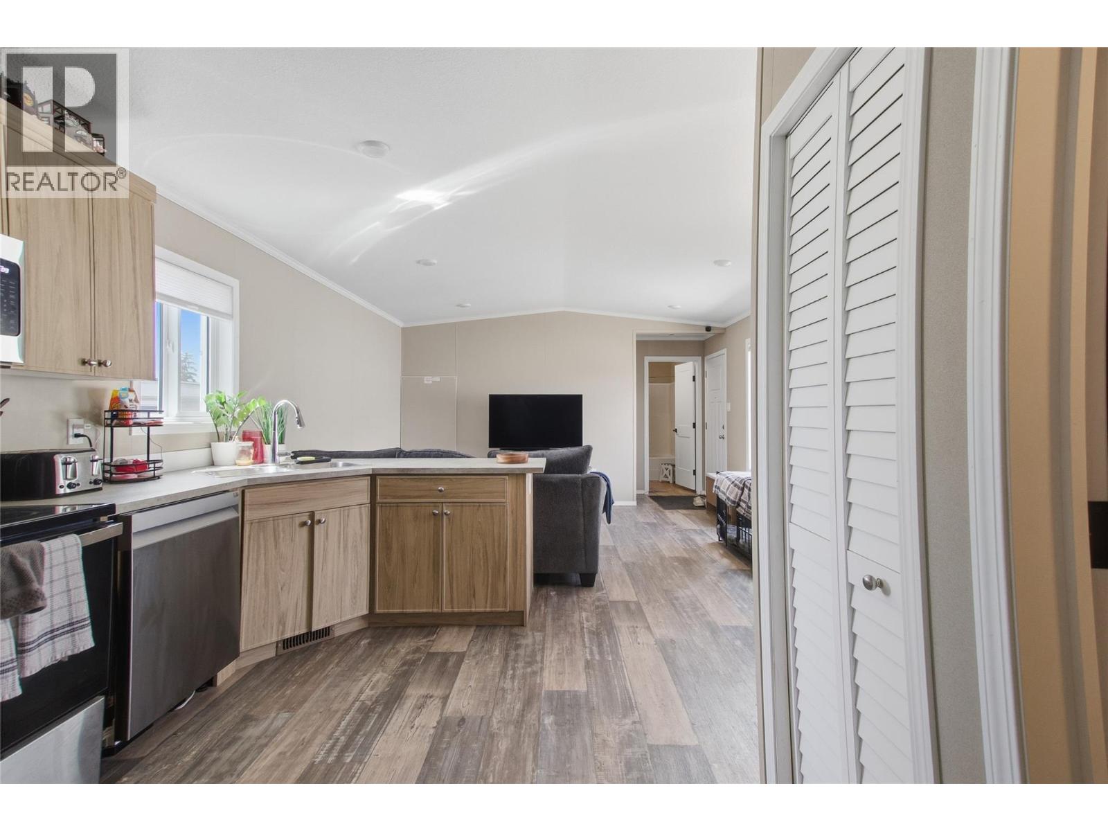 #50 771 Athabasca Street E - 16