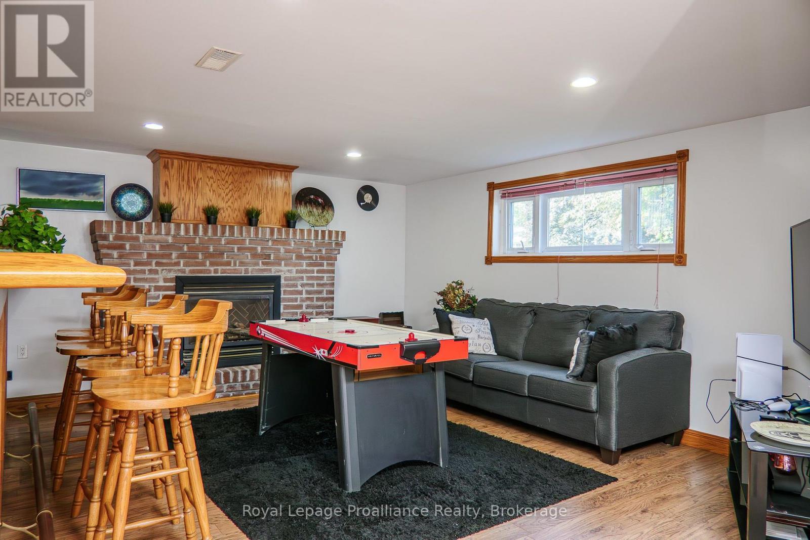 44 IRELAND DRIVE - 24
