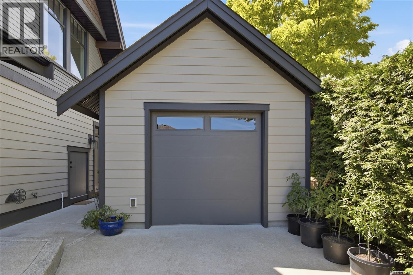 722 Campbell St - 8