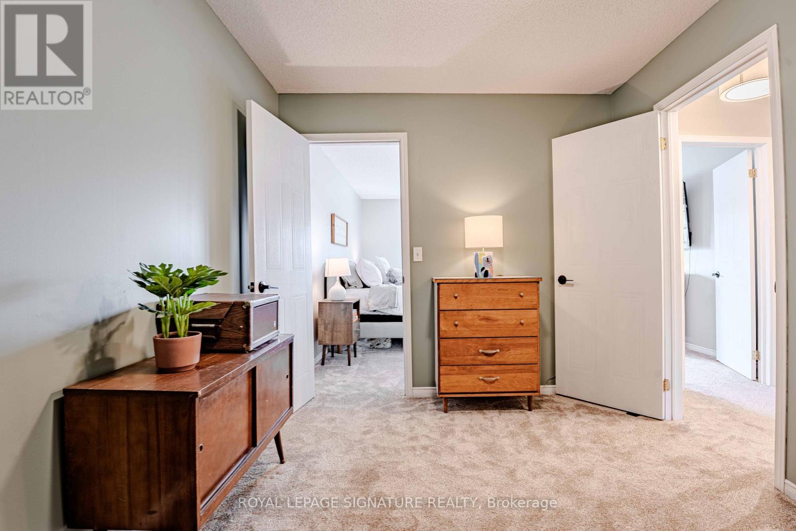 22 CURZON CRESCENT - 22