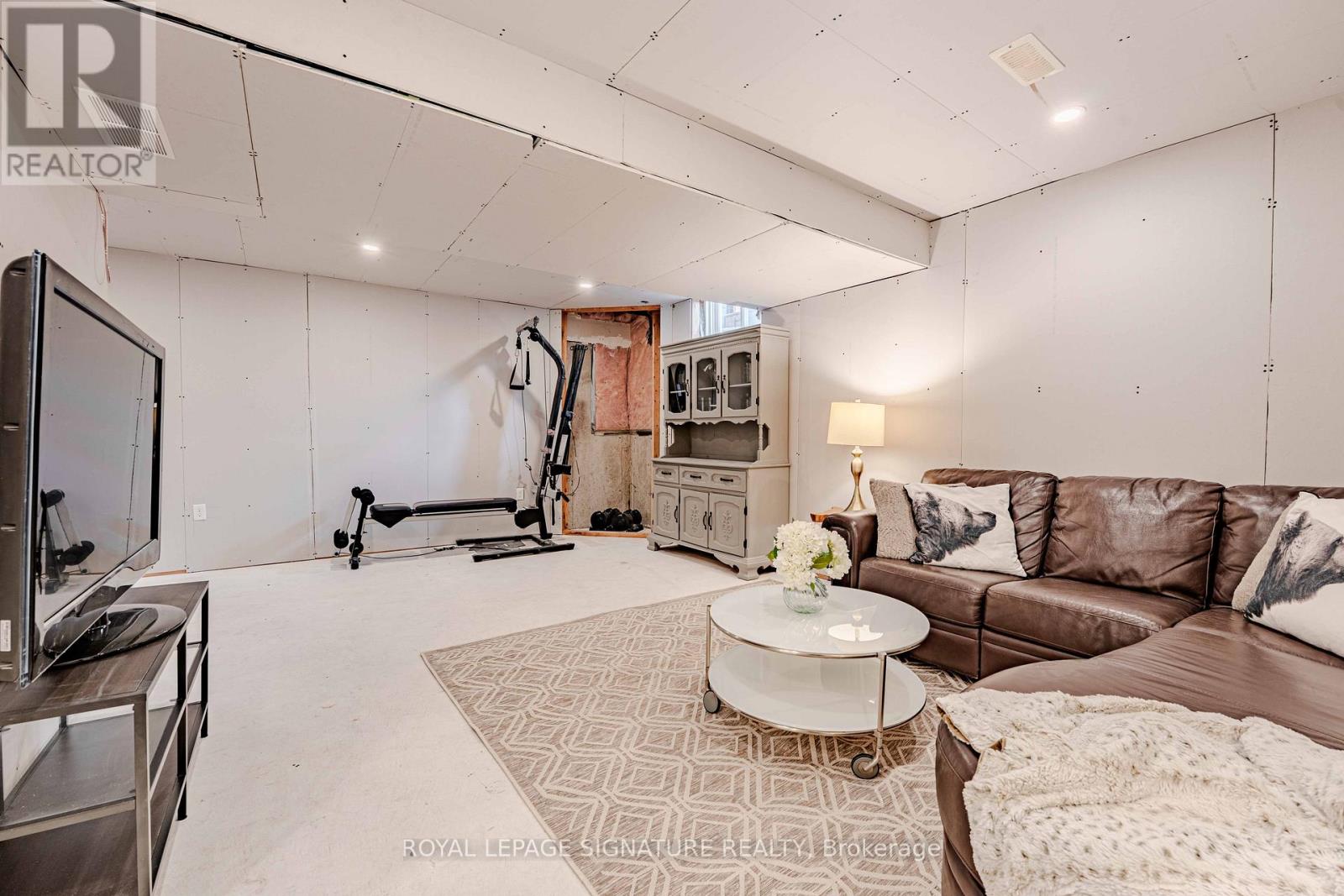 22 CURZON CRESCENT - 32