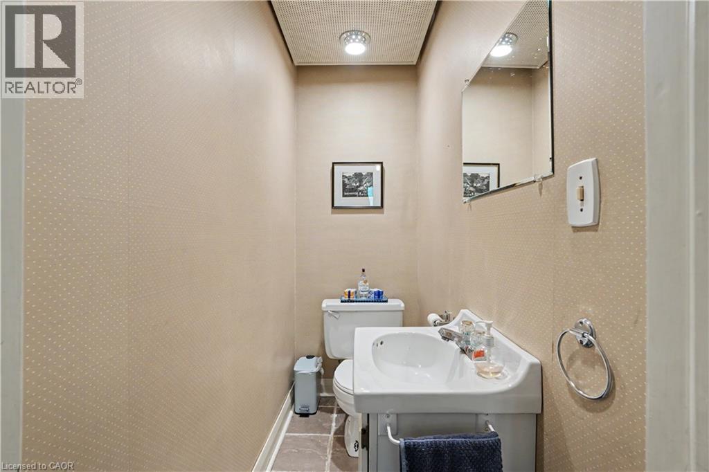 2068 WELLINGTON Avenue - 19
