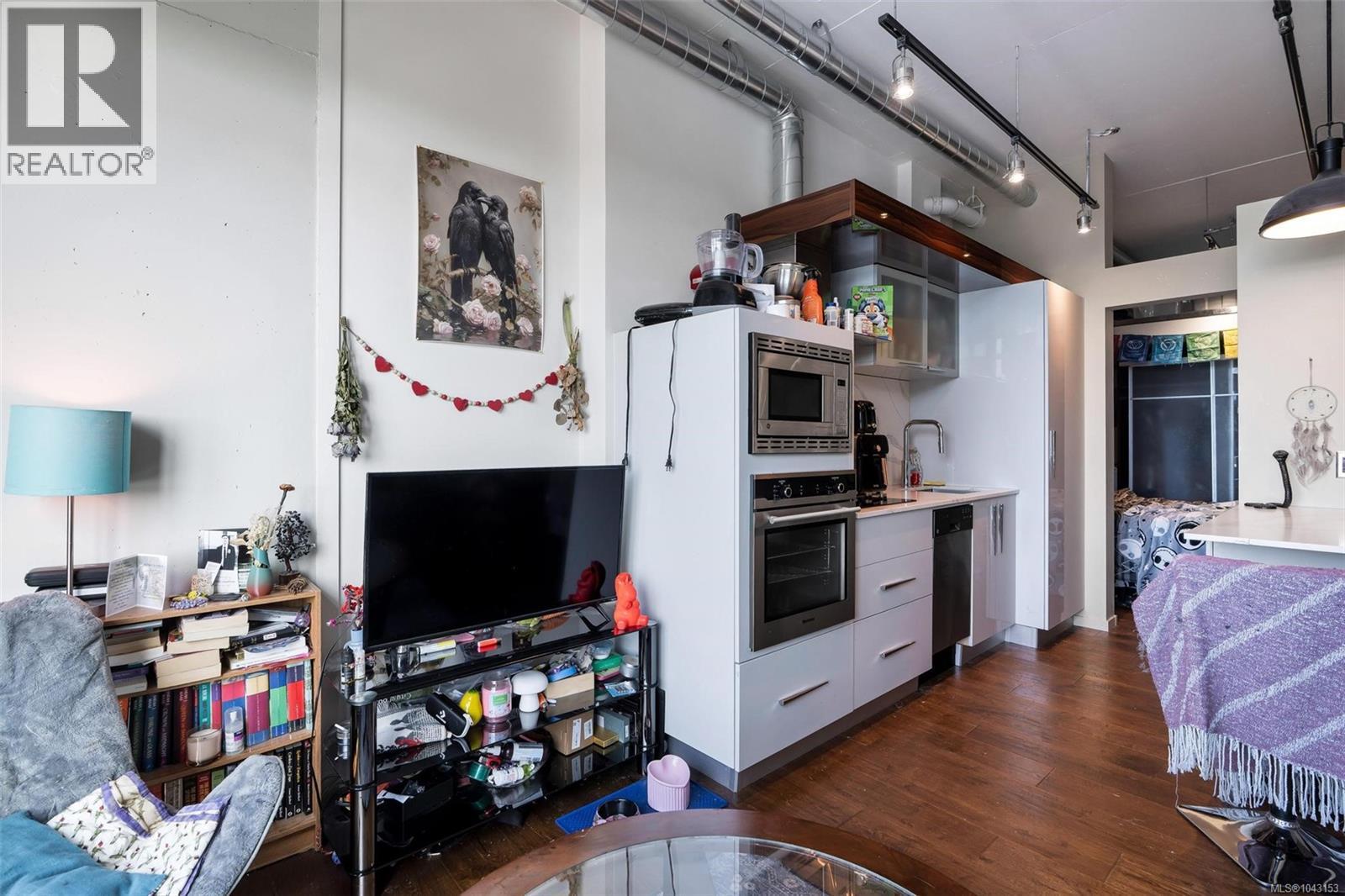 #610 1029 View St - 7