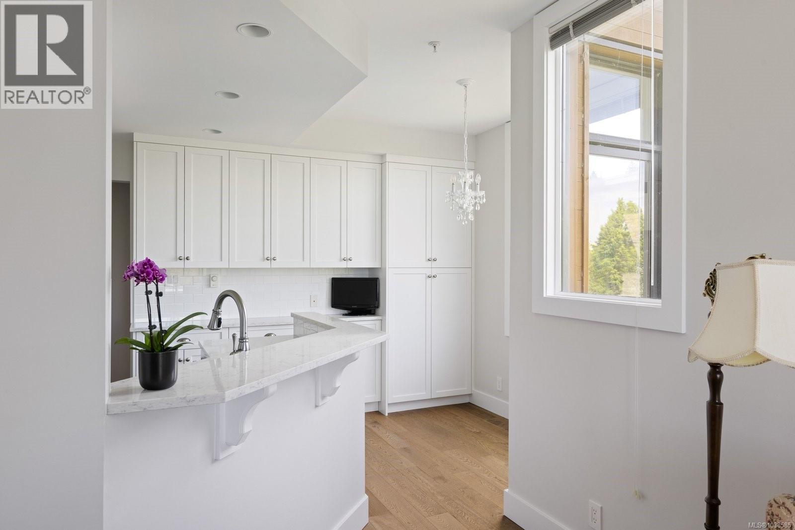 #304 5327 Cordova Bay Rd - 16