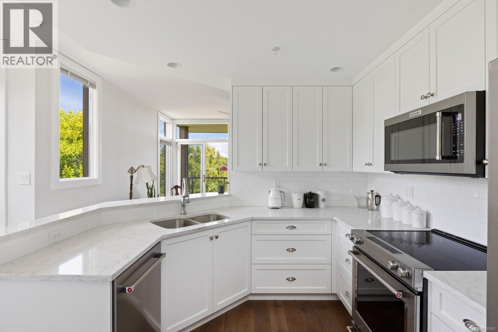 #304 5327 Cordova Bay Rd - 18