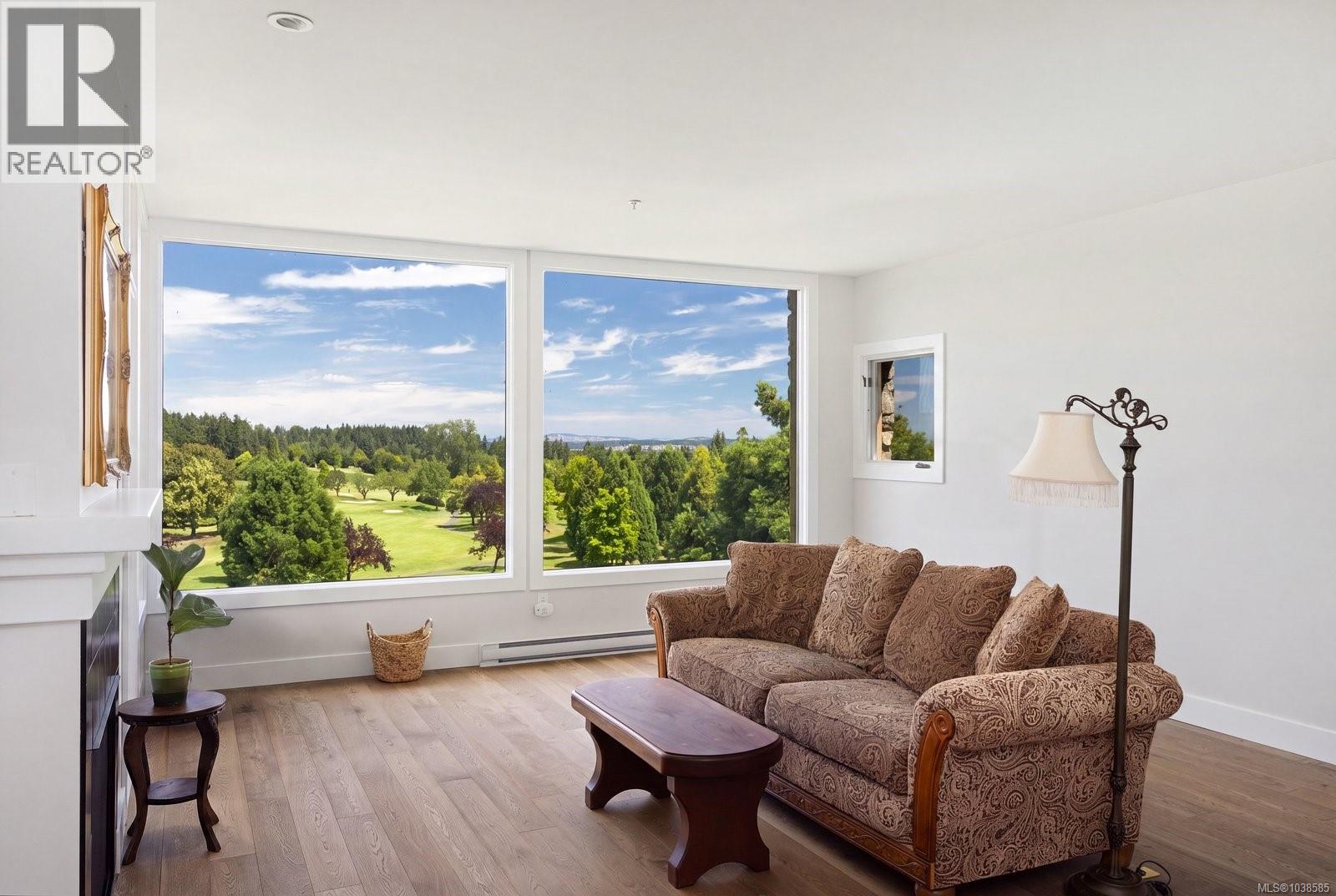 #304 5327 Cordova Bay Rd - 4