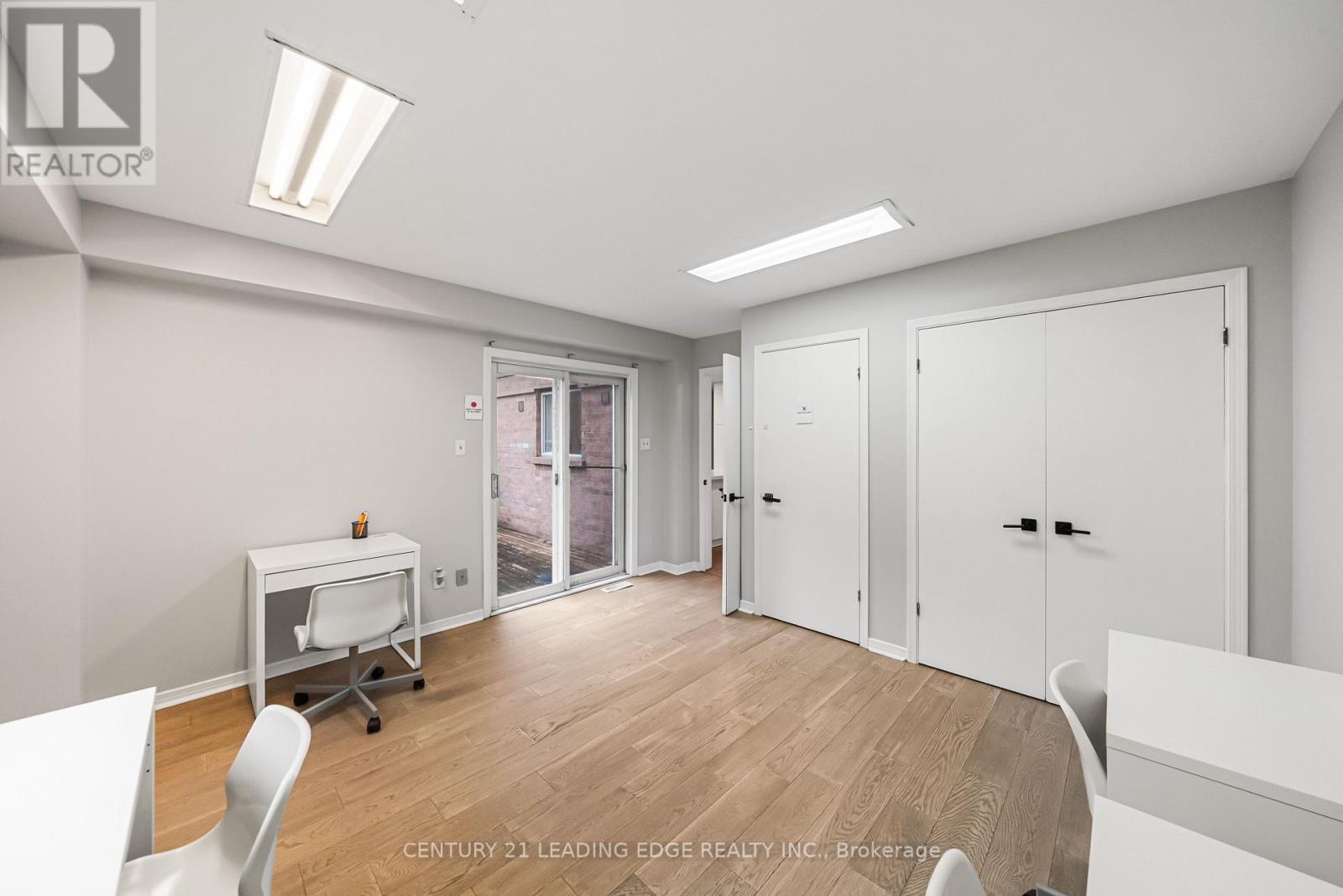 527 GLENGARRY AVENUE - 21