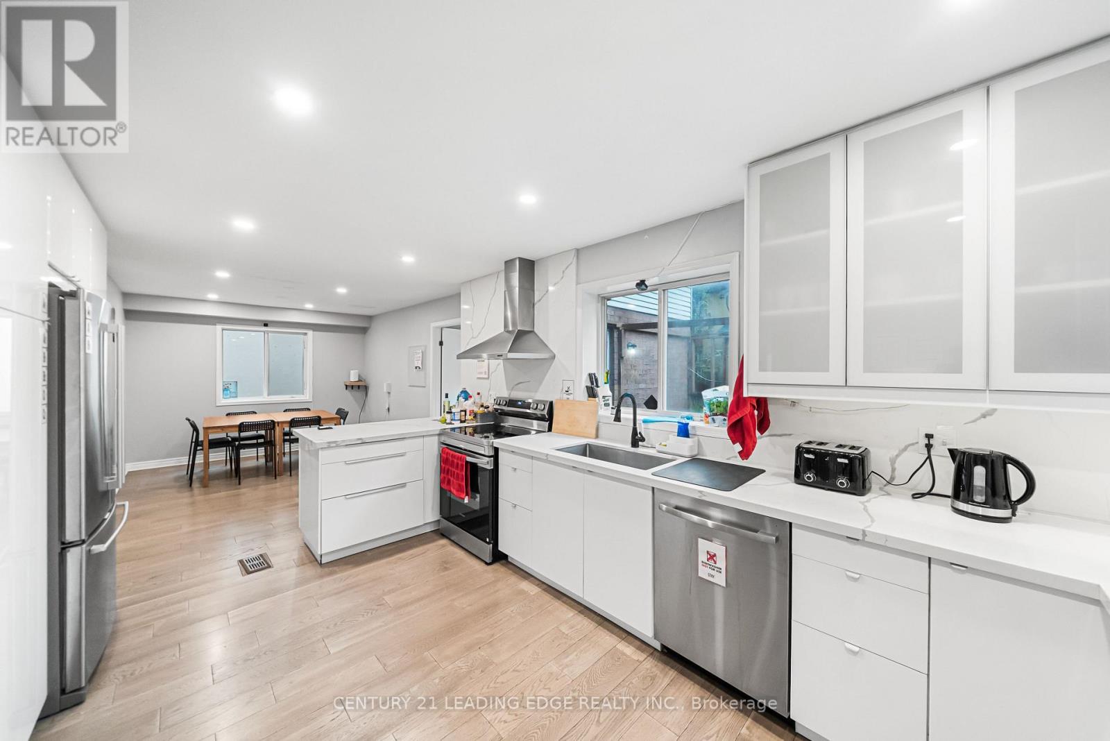 527 GLENGARRY AVENUE - 25