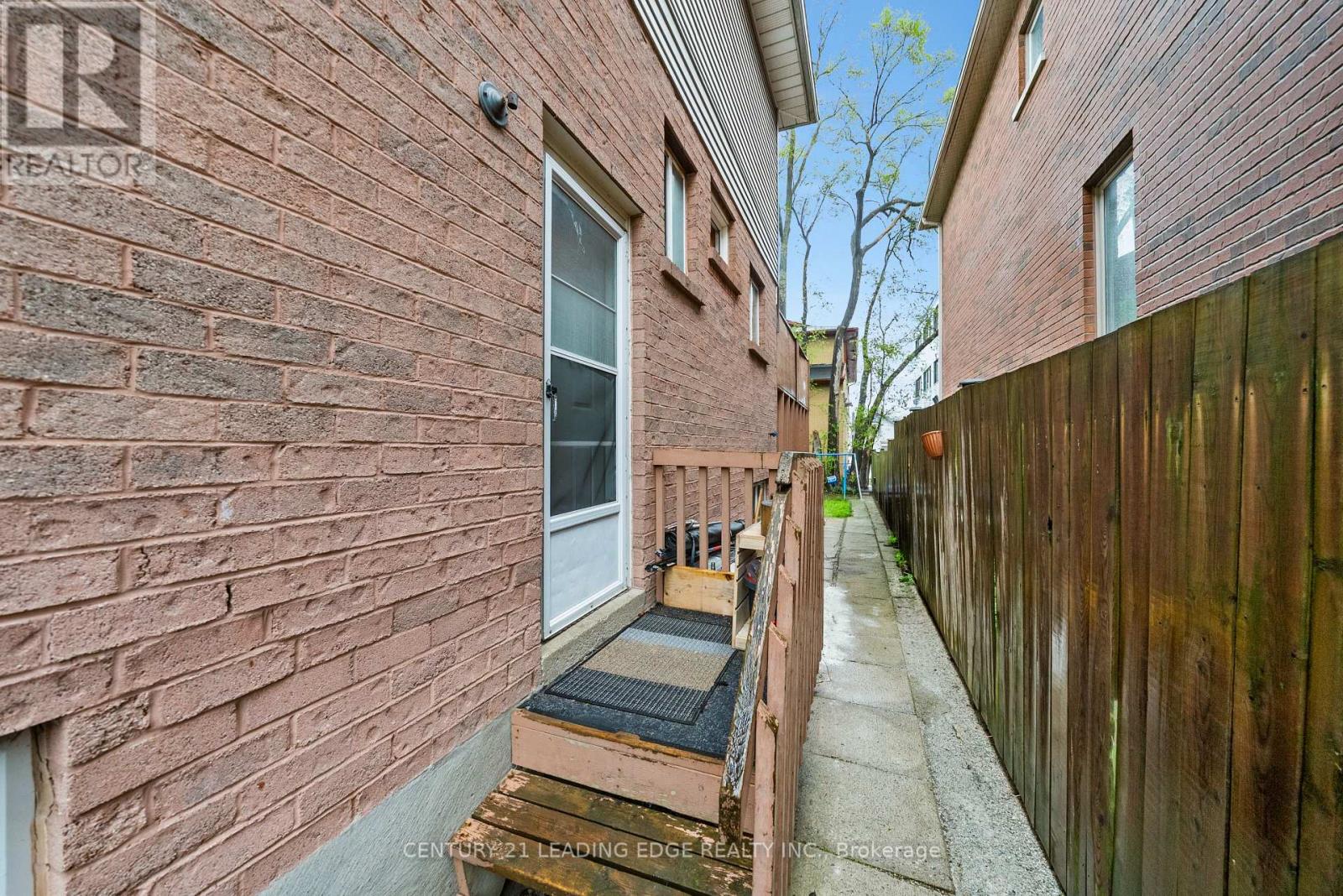 527 GLENGARRY AVENUE - 46