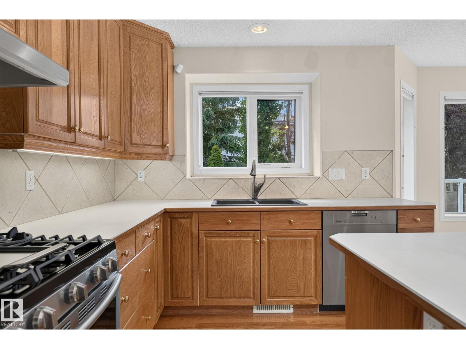 610 Hunters Close NW - 27