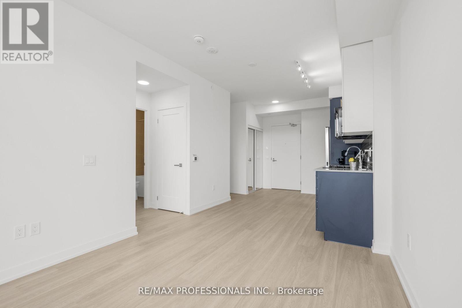 #411 415 MAIN STREET W - 6