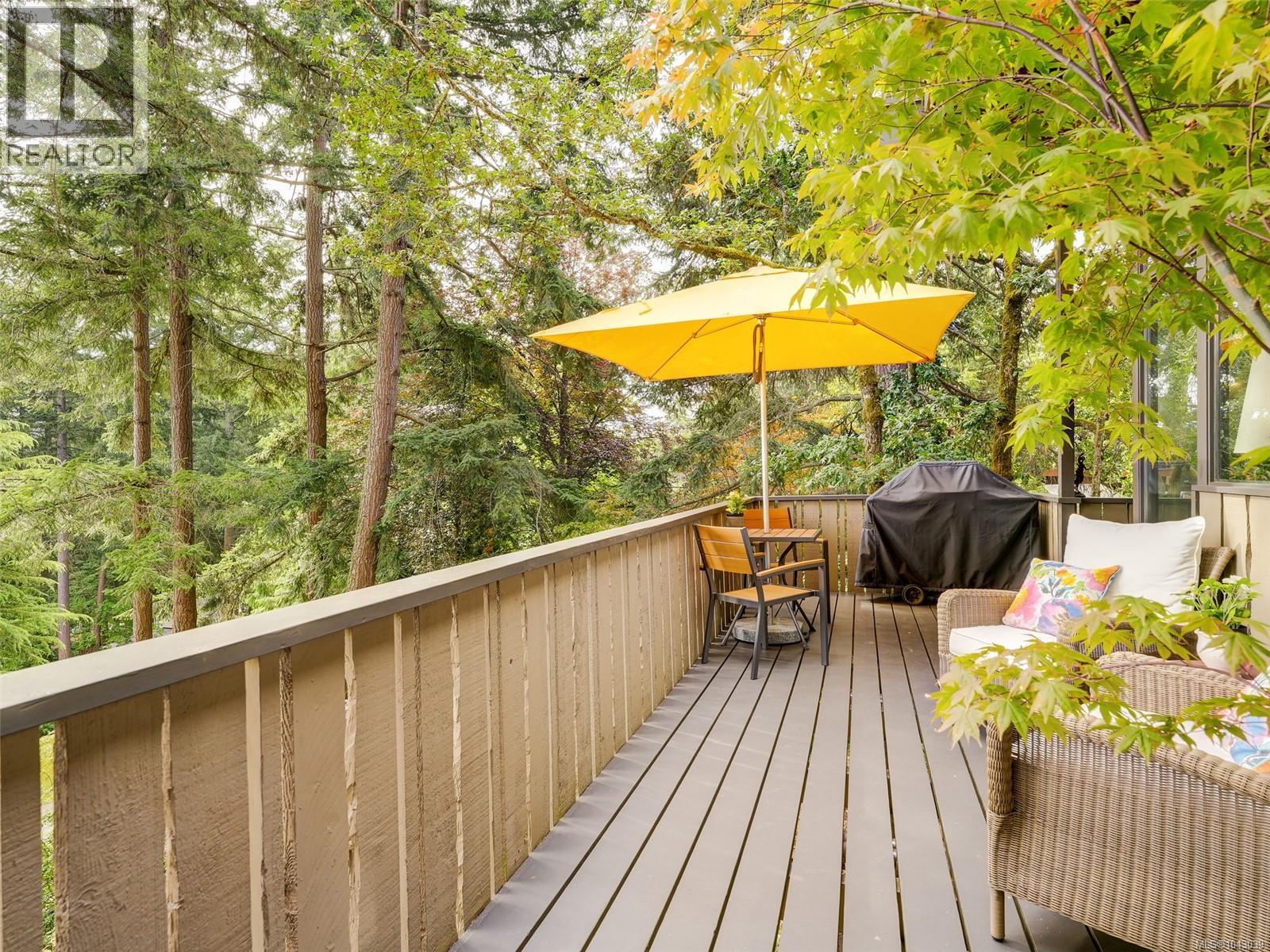 945 Deerwood Place, Saanich