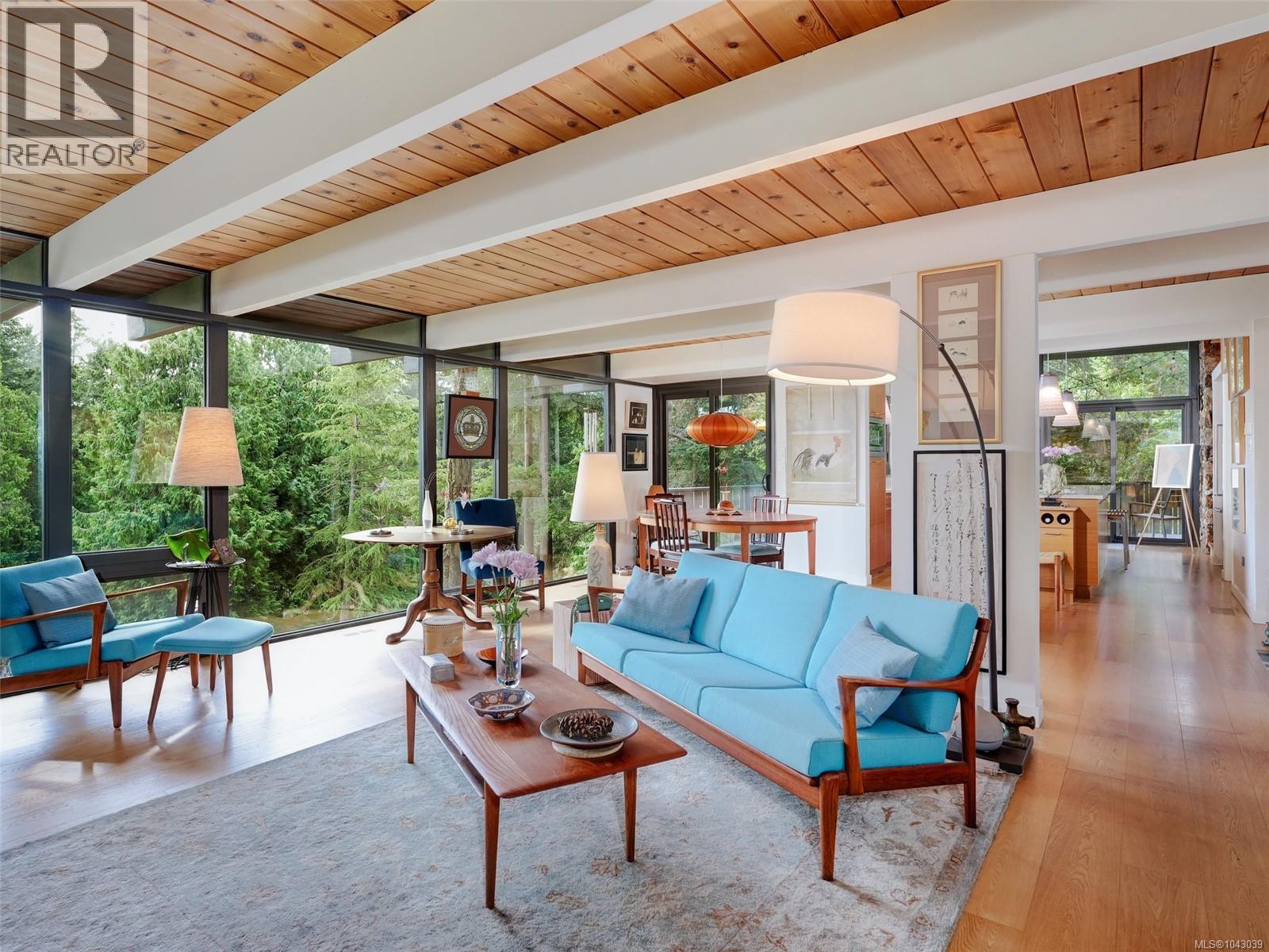  945 Deerwood Place, Saanich