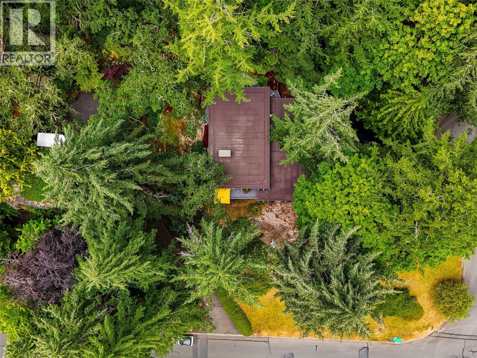  945 Deerwood Place, Saanich