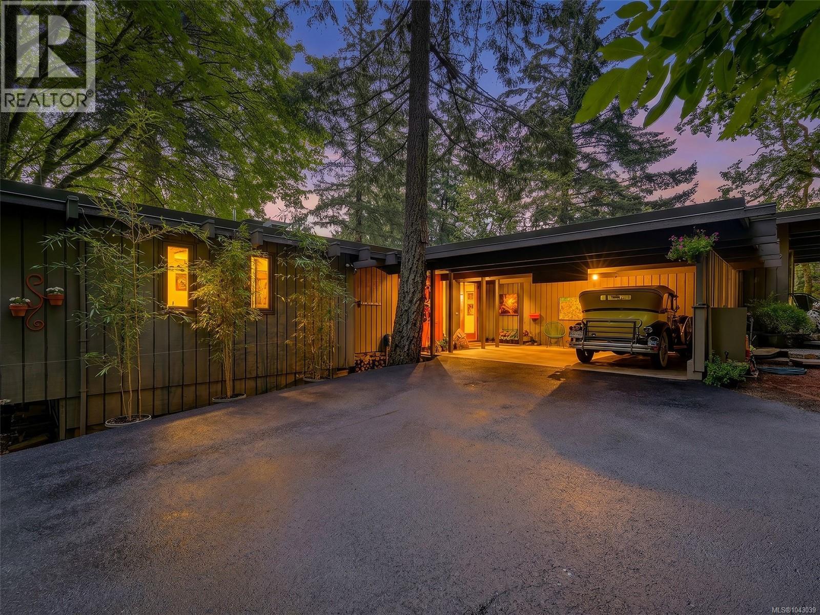  945 Deerwood Place, Saanich