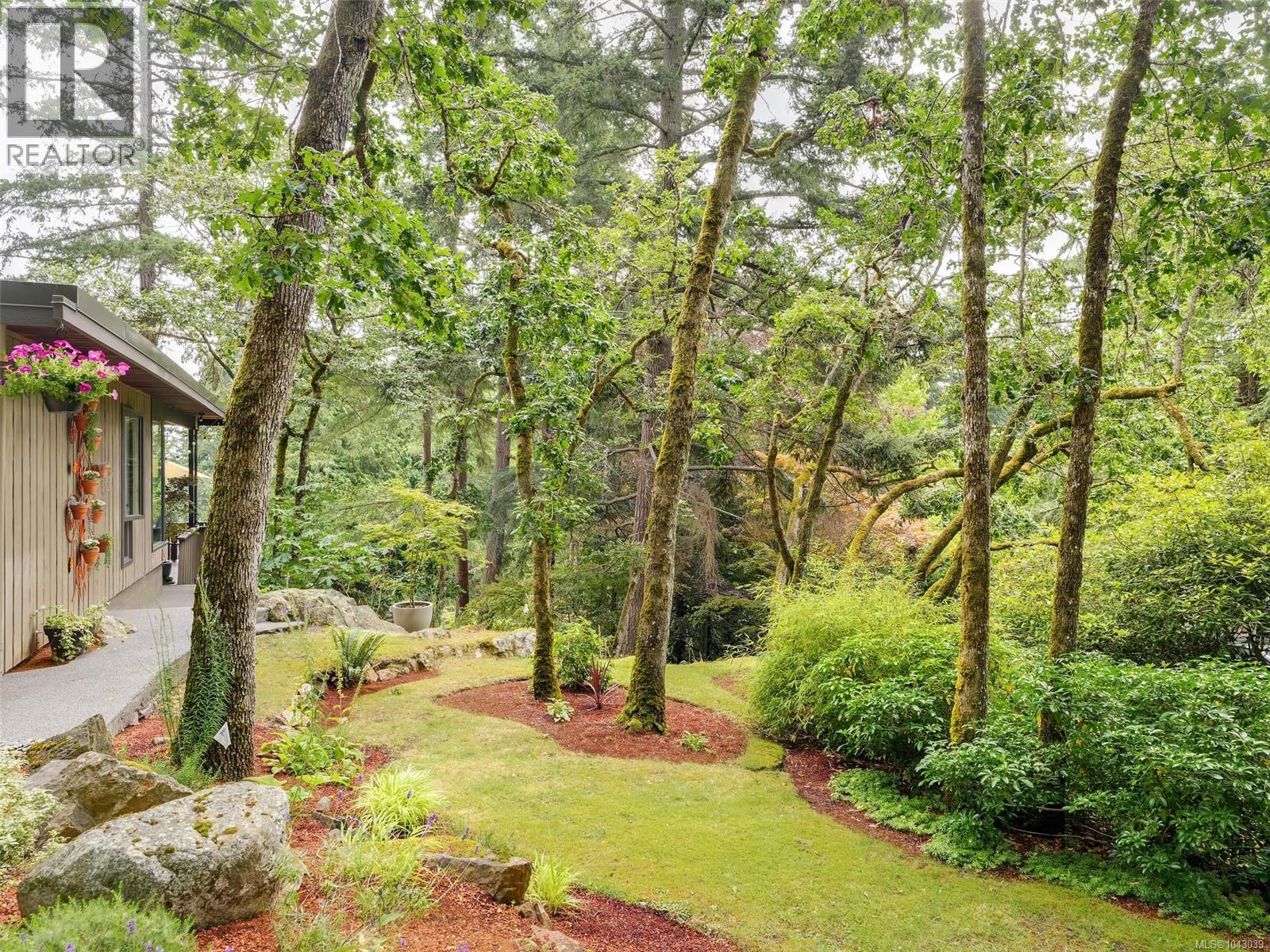  945 Deerwood Place, Saanich