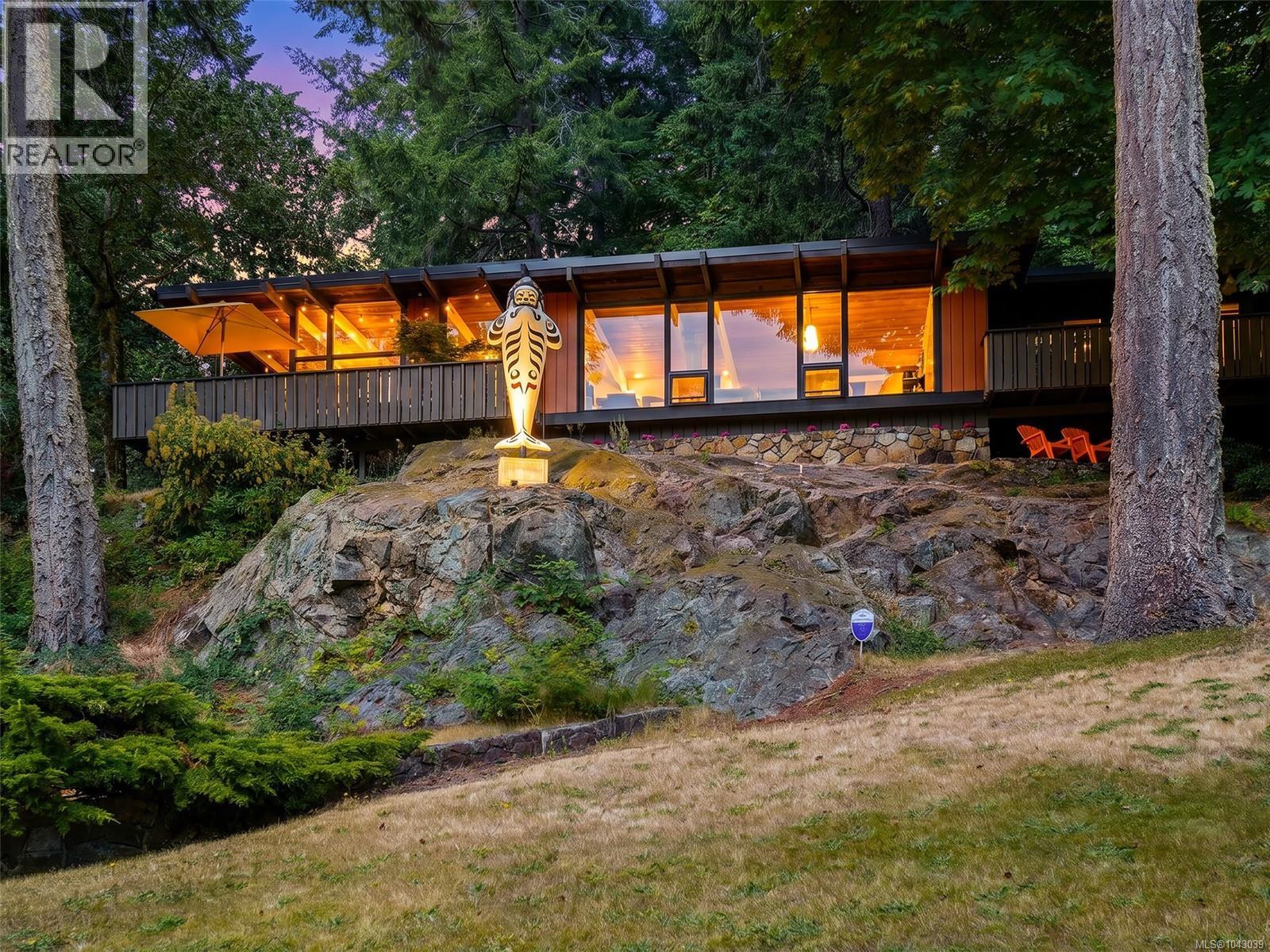  945 Deerwood Place, Saanich