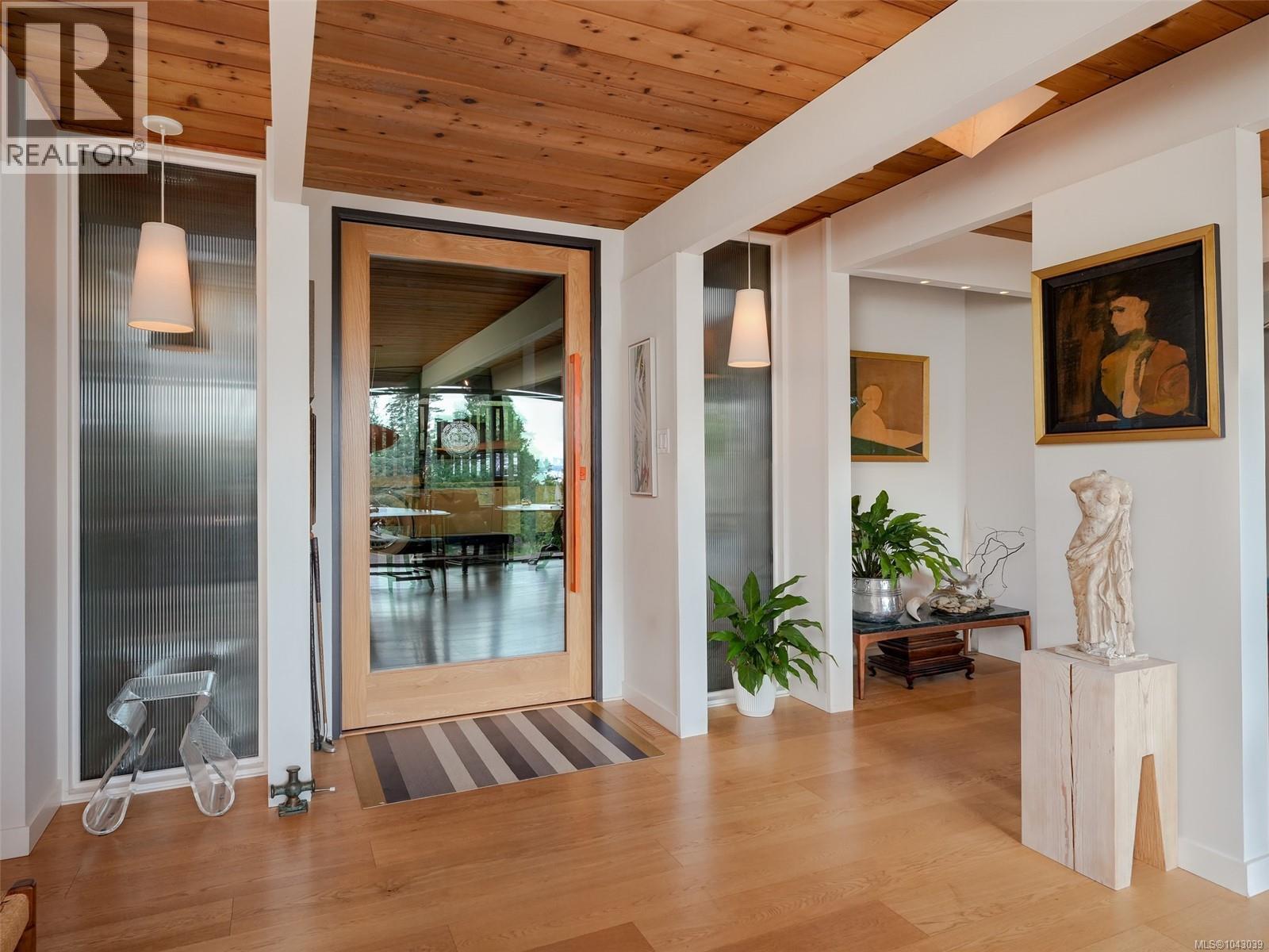  945 Deerwood Place, Saanich