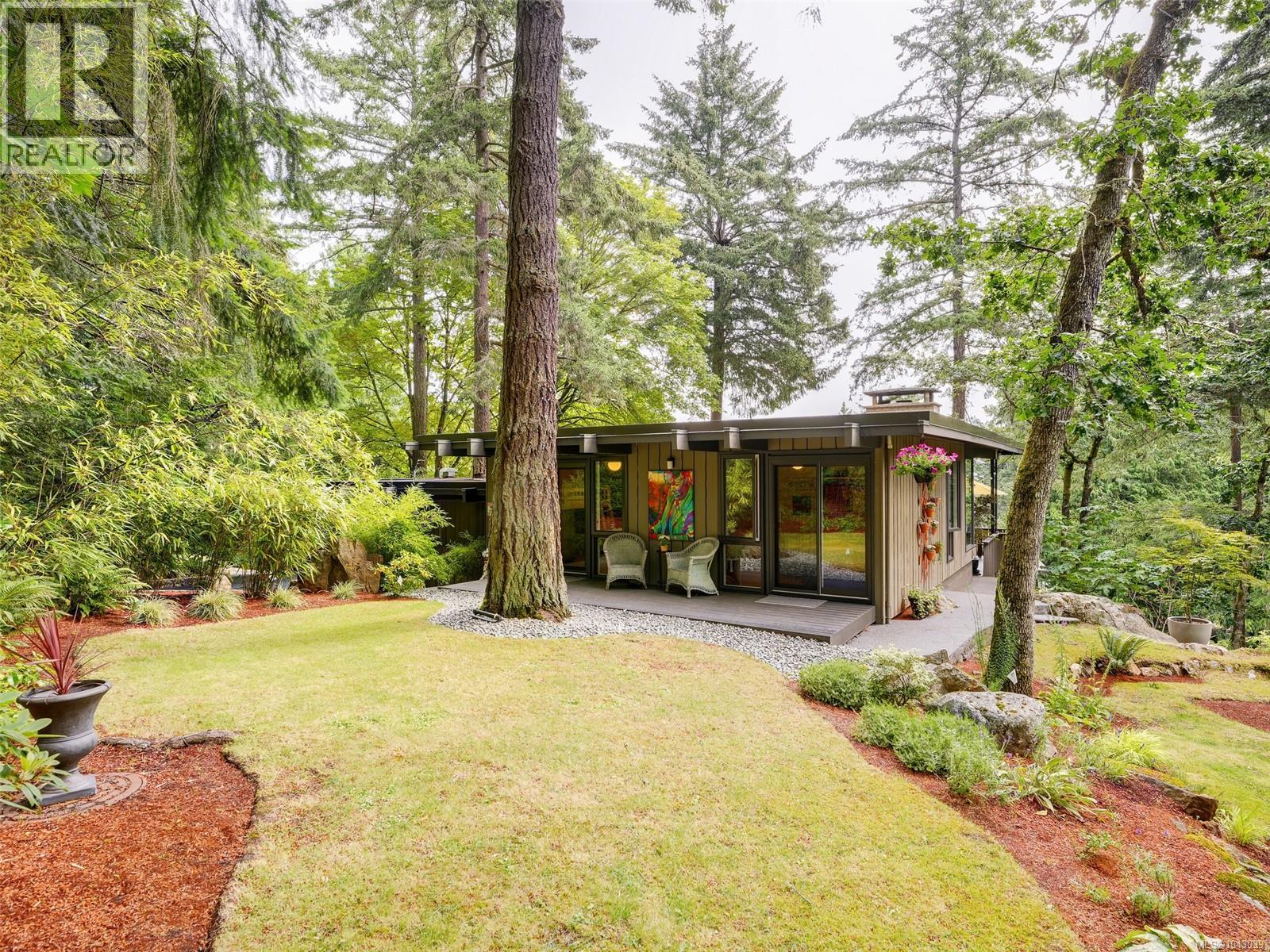 945 Deerwood Place, Saanich
