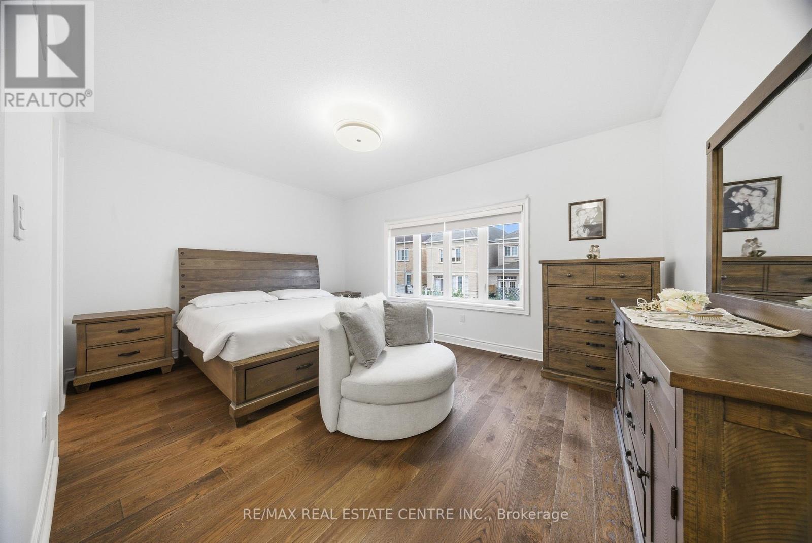 8 BRISTLEWOOD CRESCENT - 32