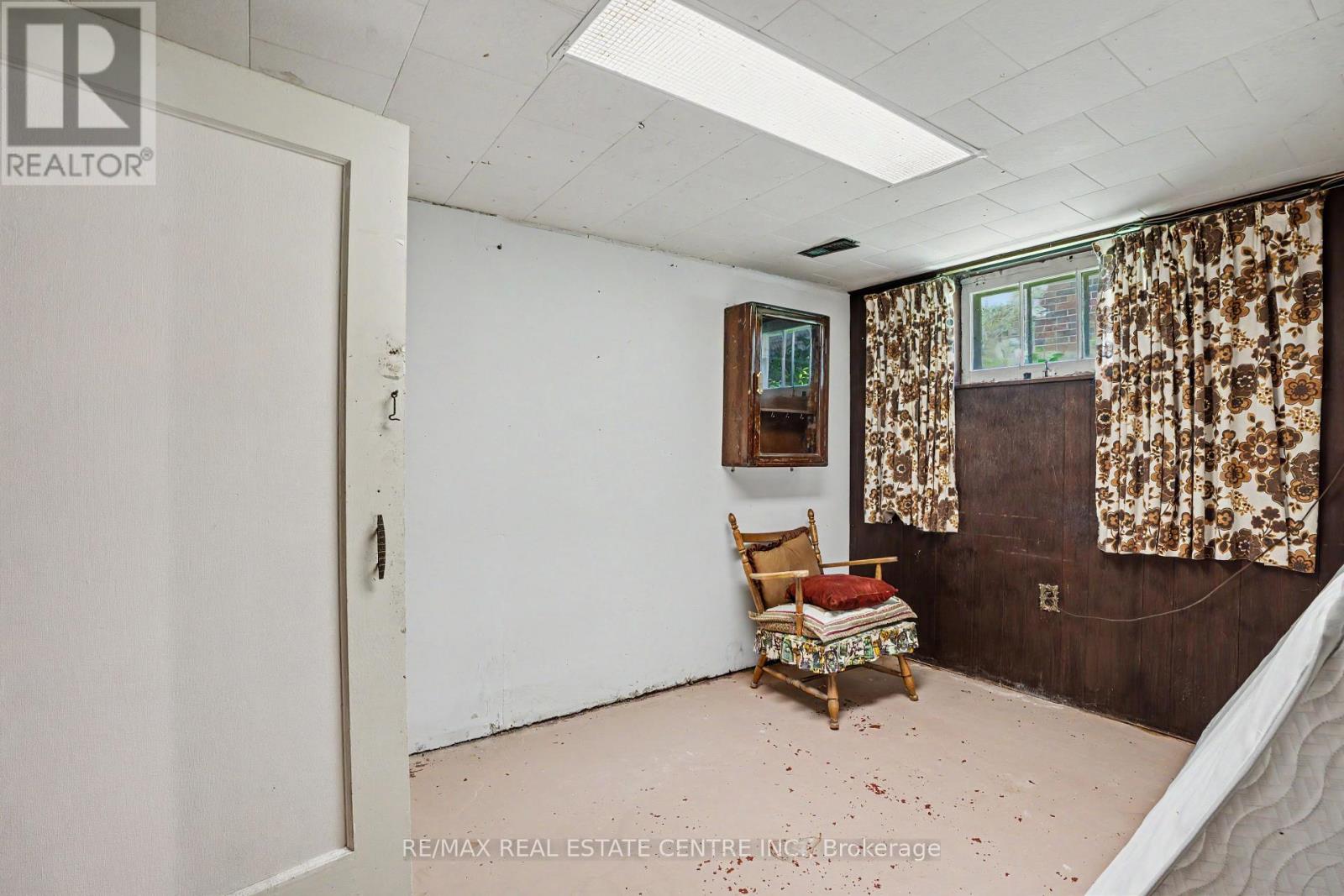 2068 WELLINGTON AVENUE - 23