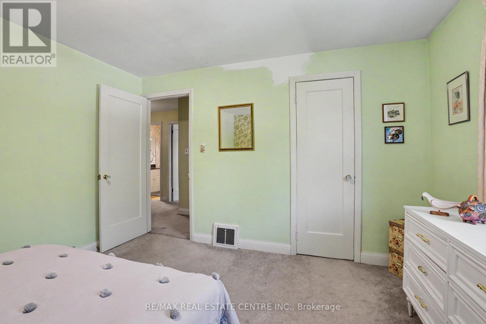 2068 WELLINGTON AVENUE - 25