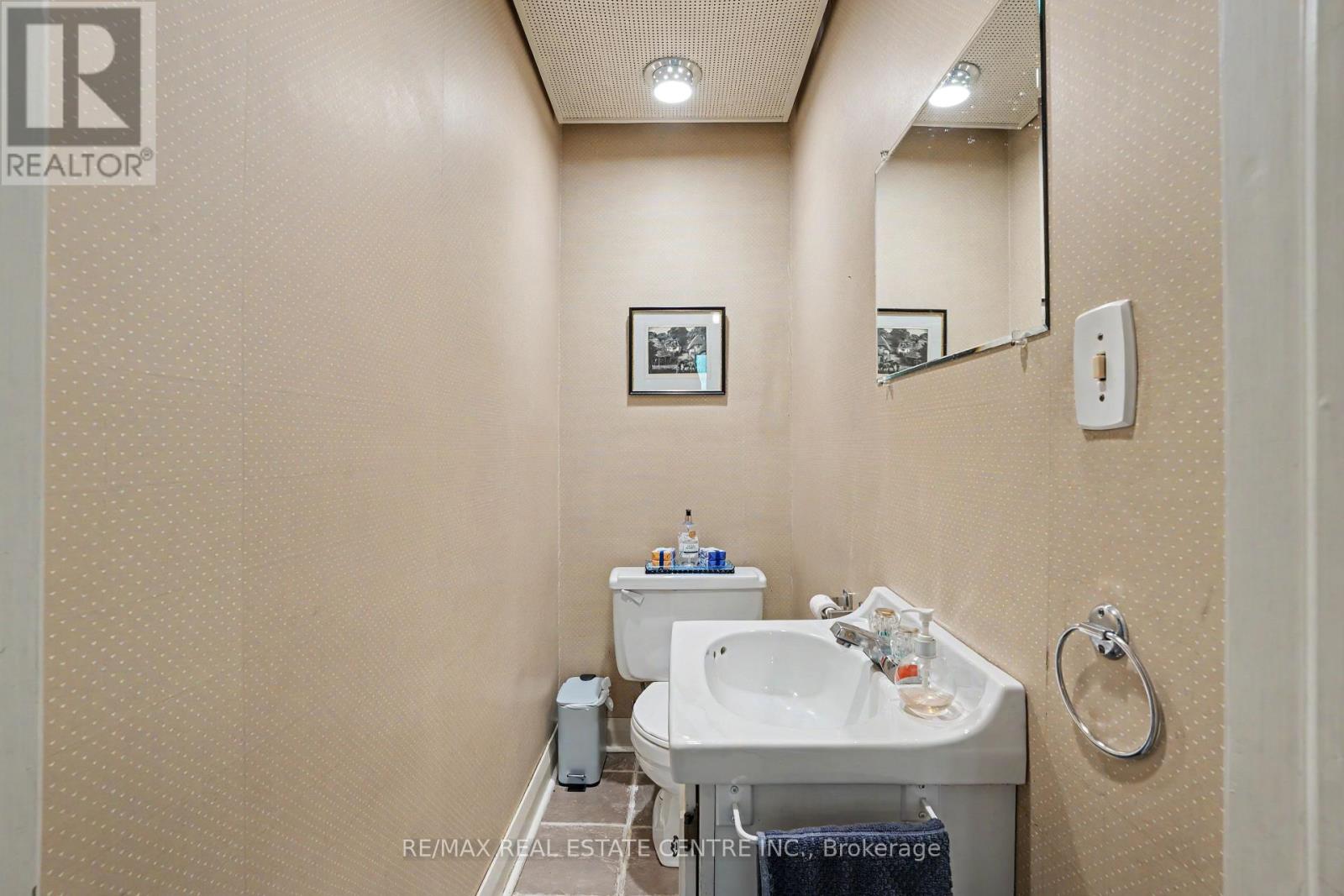 2068 WELLINGTON AVENUE - 34