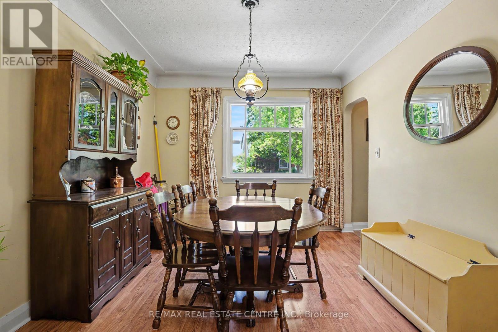 2068 WELLINGTON AVENUE - 35