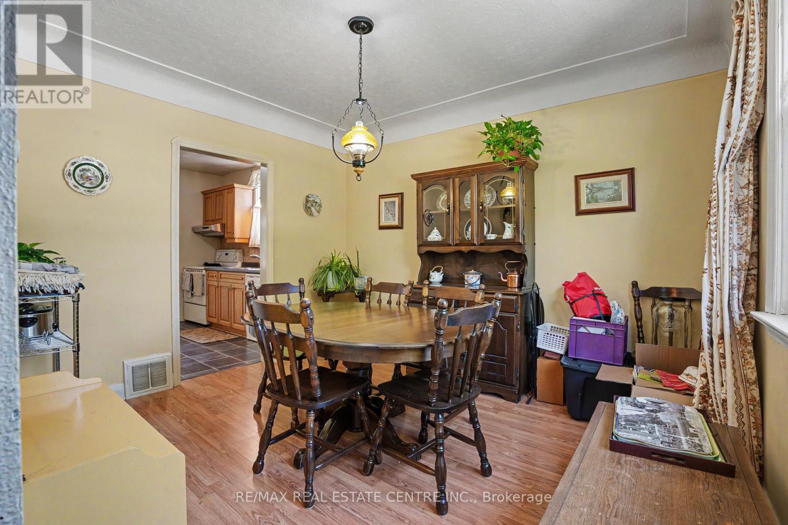 2068 WELLINGTON AVENUE - 6