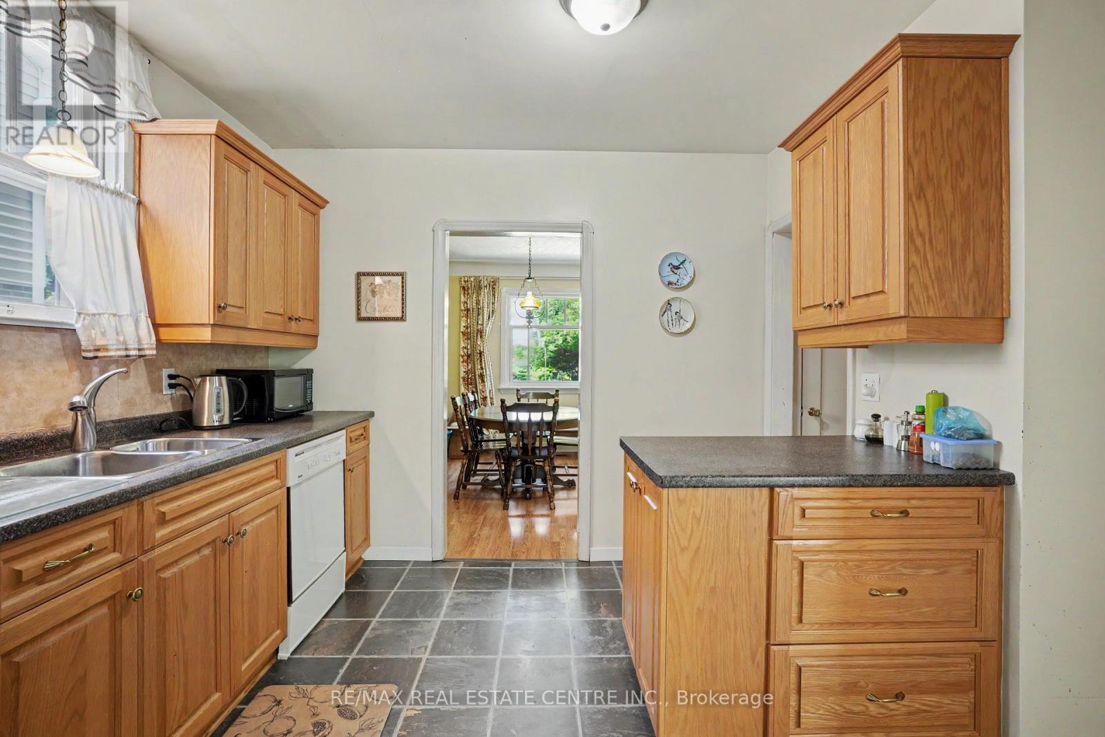 2068 WELLINGTON AVENUE - 8