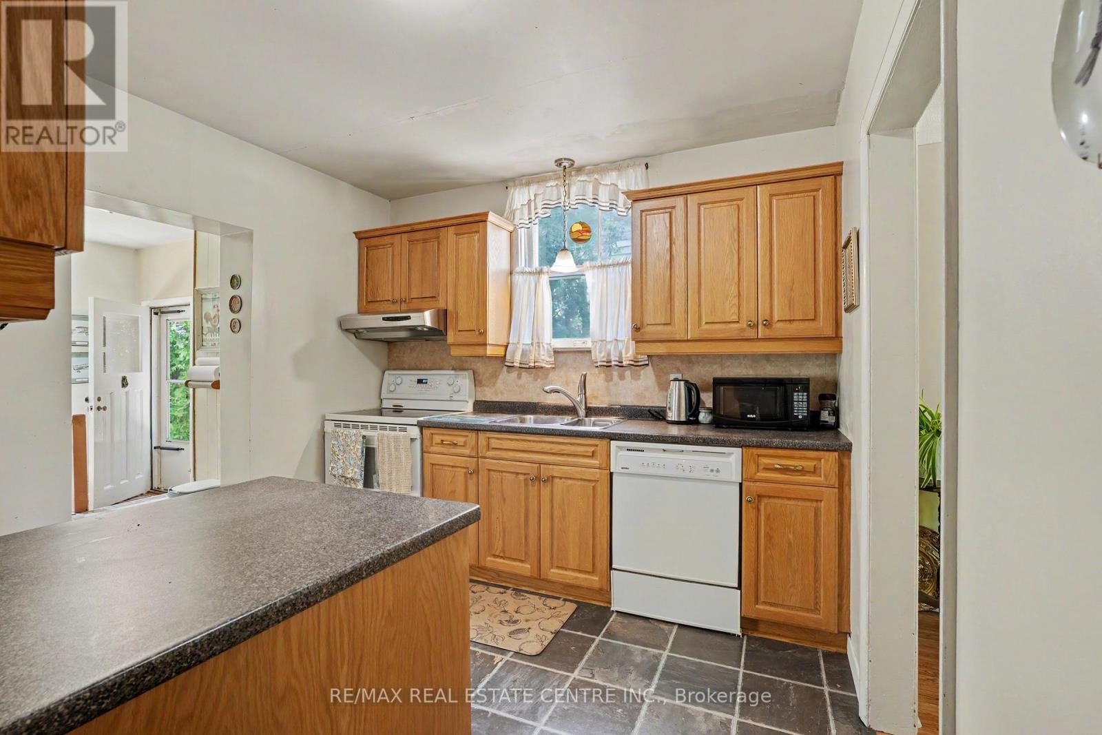2068 WELLINGTON AVENUE - 9