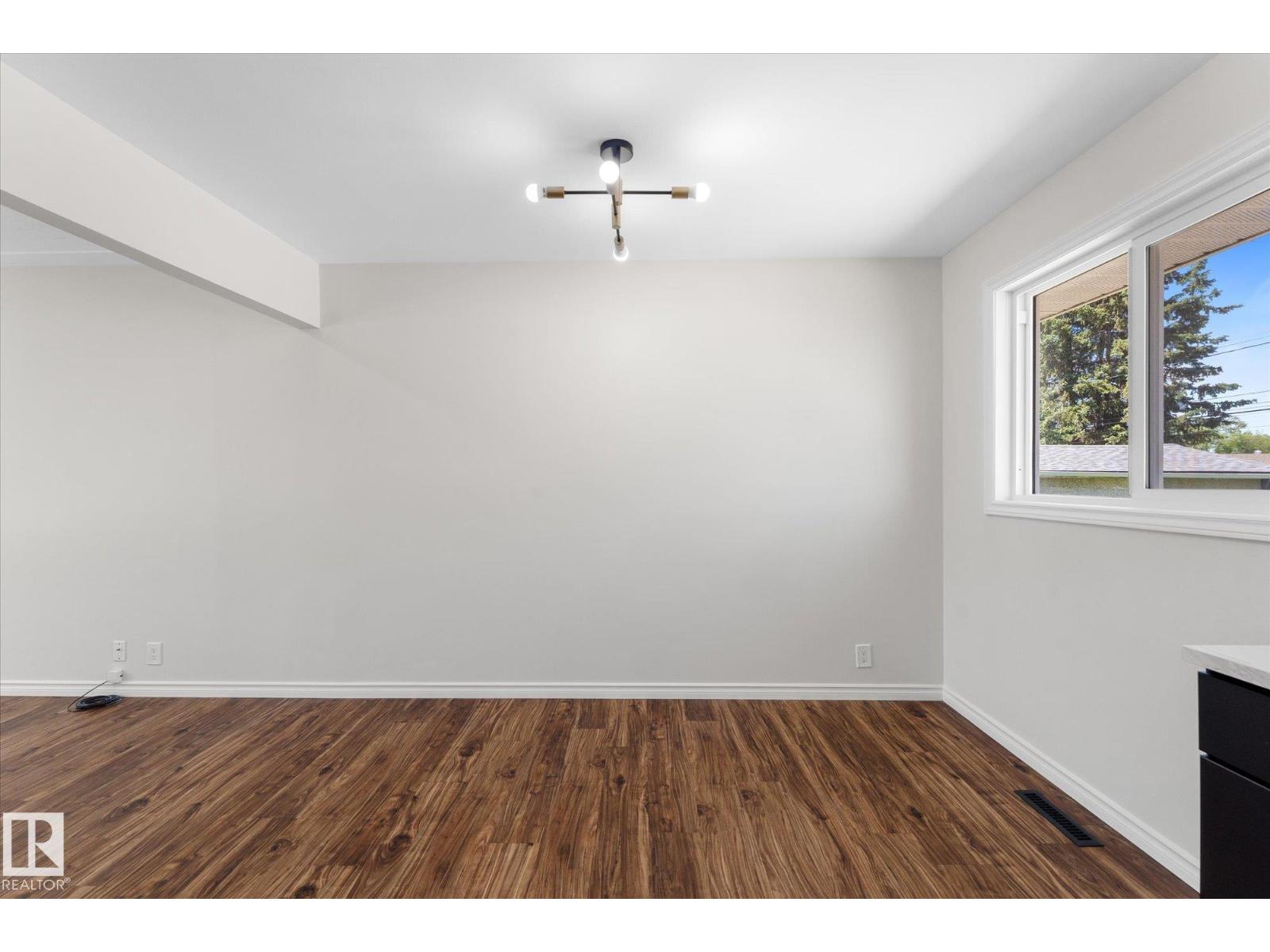 11212 136 AV NW - 8