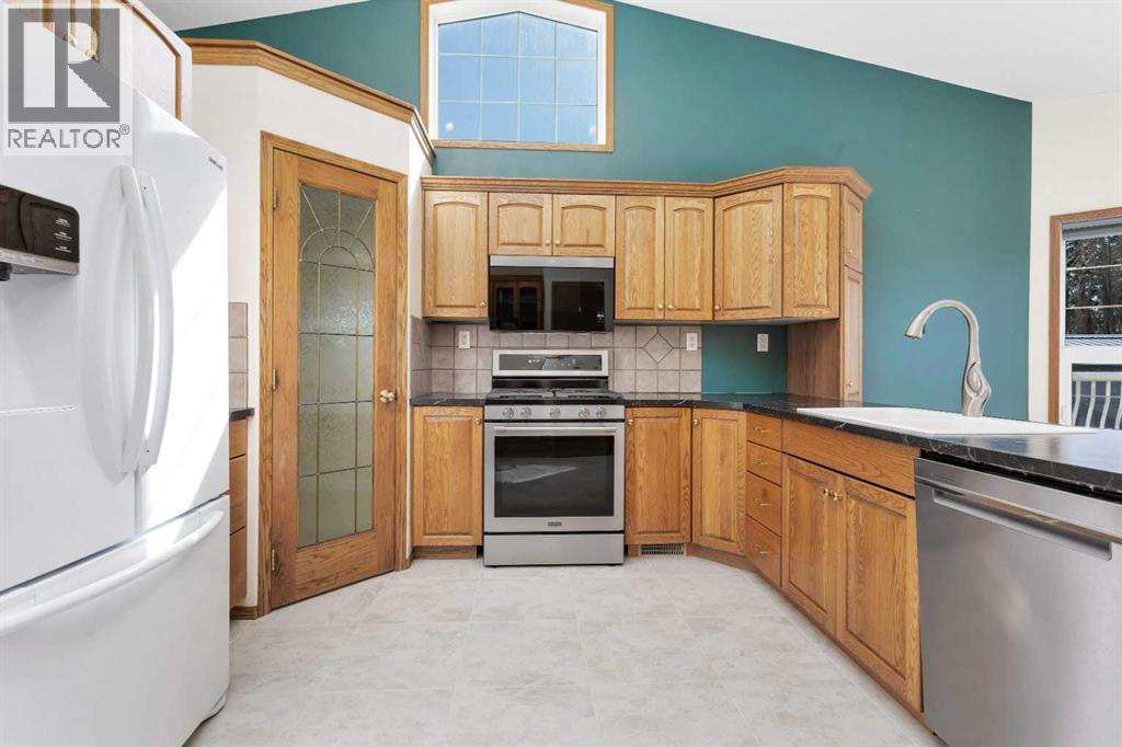 5823 60 Avenue - 11