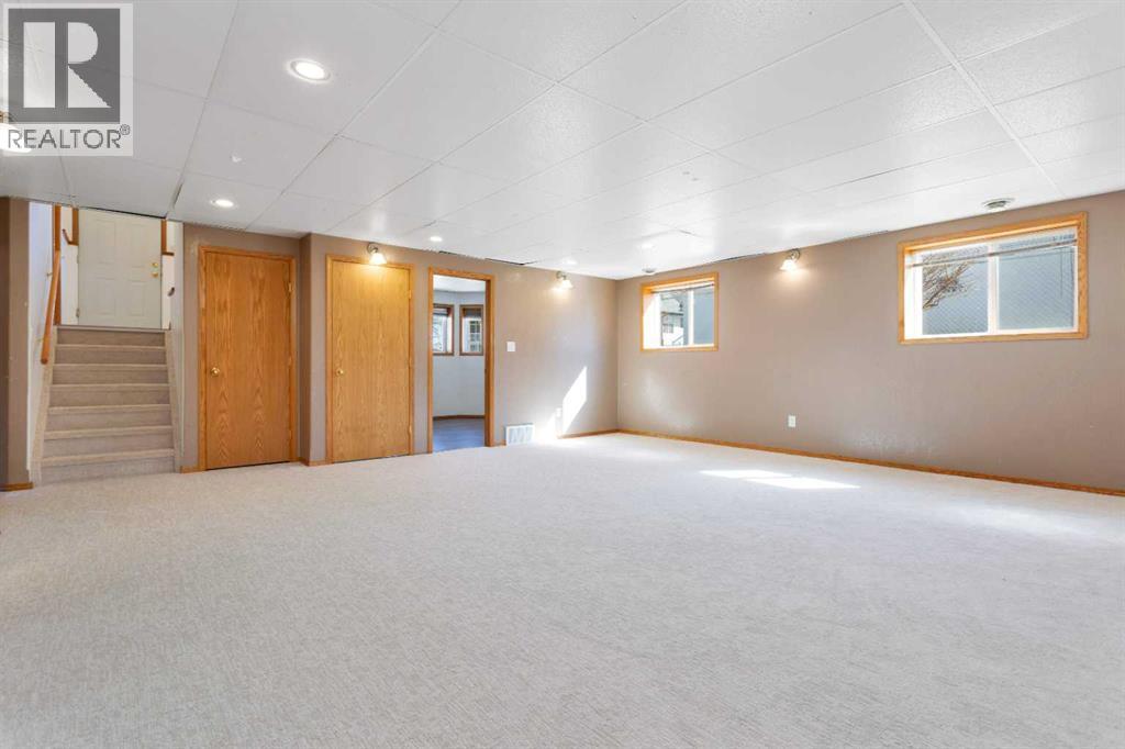 5823 60 Avenue - 23