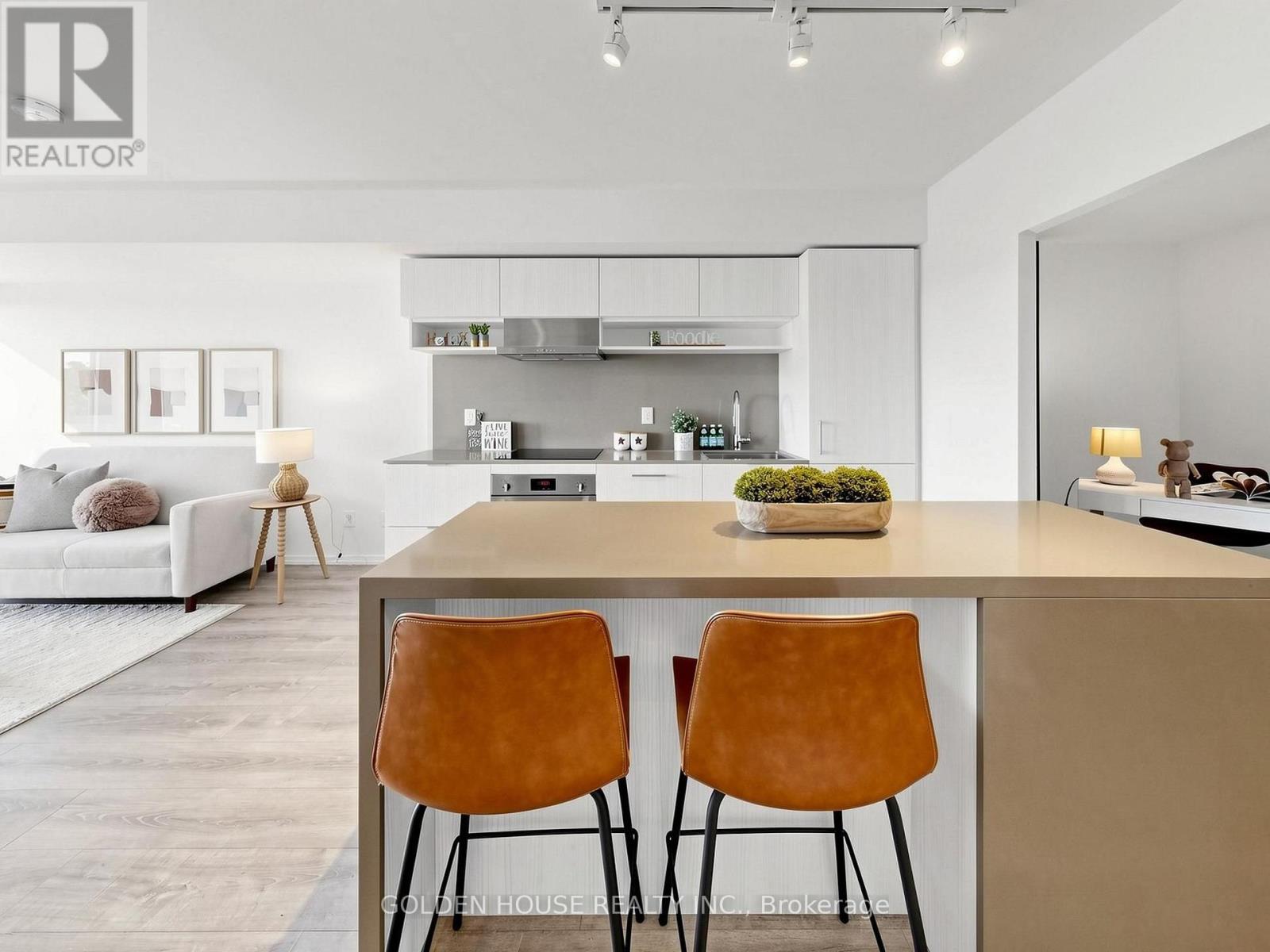 #735 8 HILLSDALE AVENUE E - 12