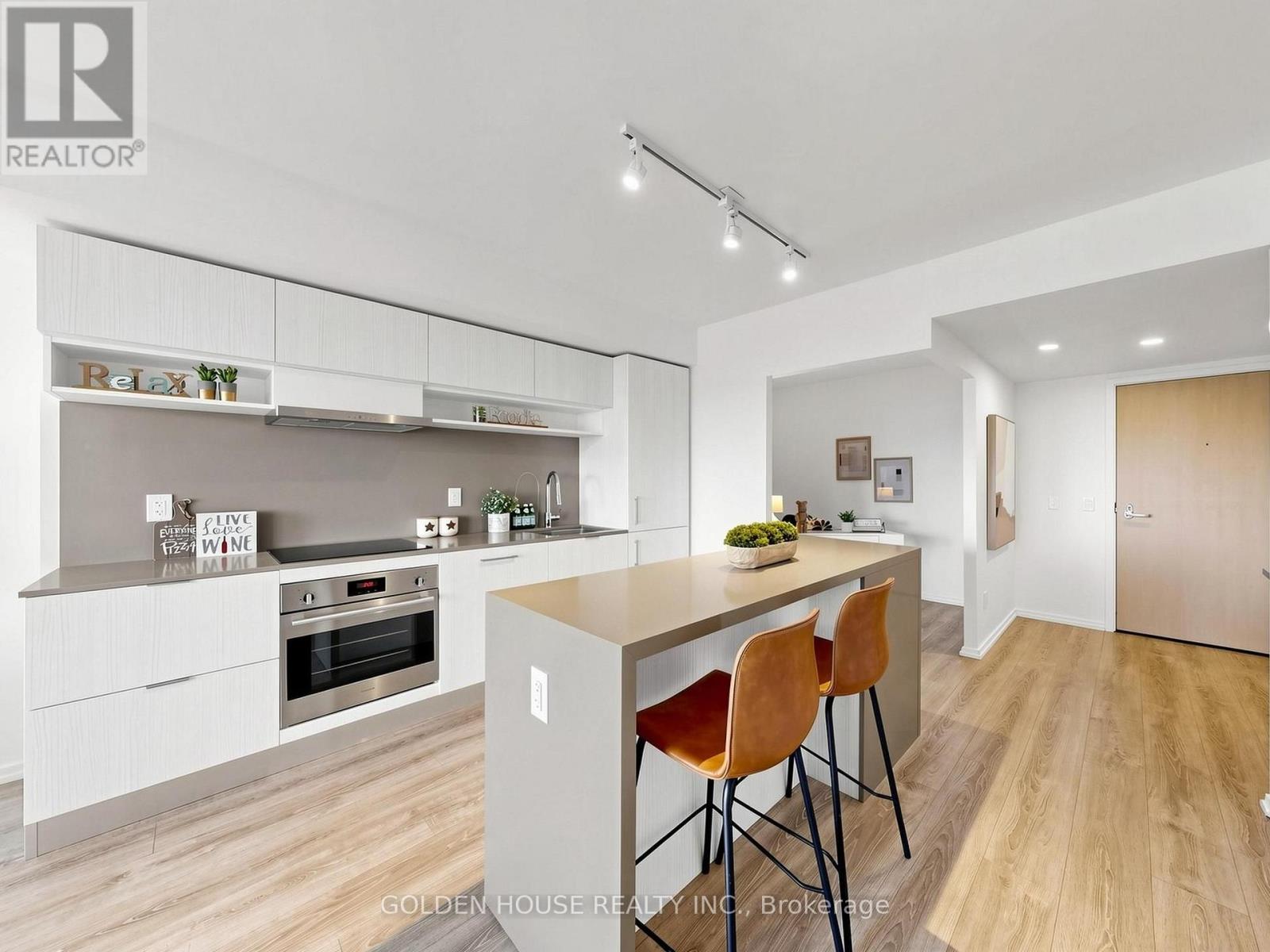 #735 8 HILLSDALE AVENUE E - 13