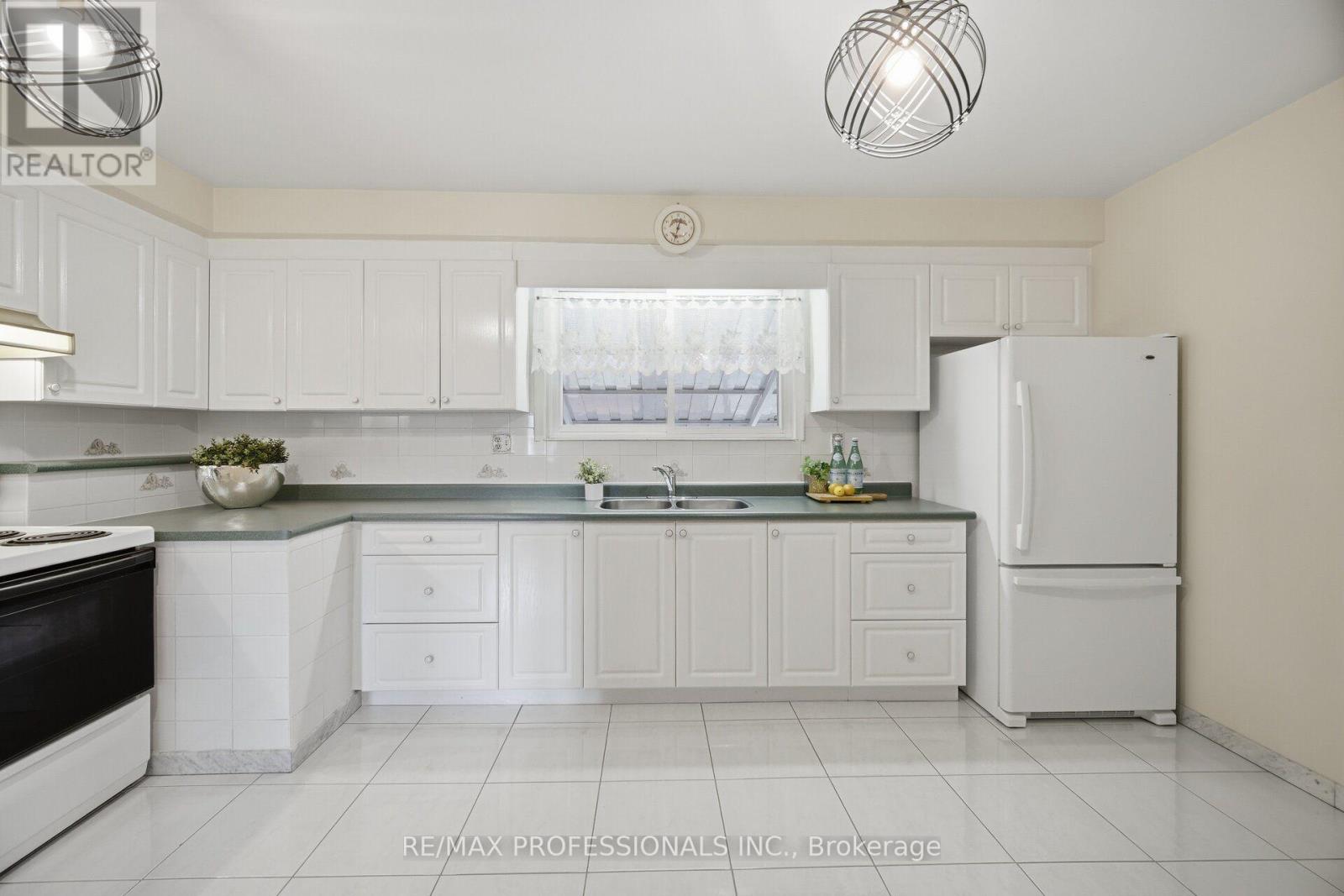 171 REGINA AVENUE - 12