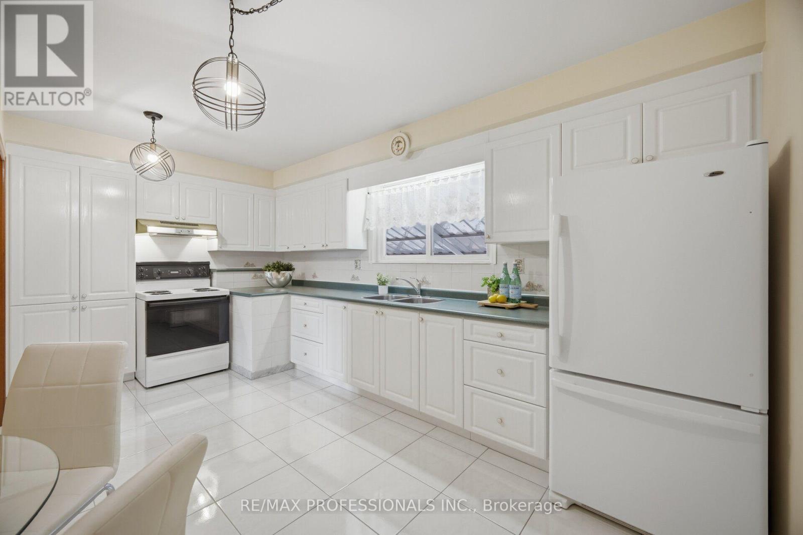 171 REGINA AVENUE - 13