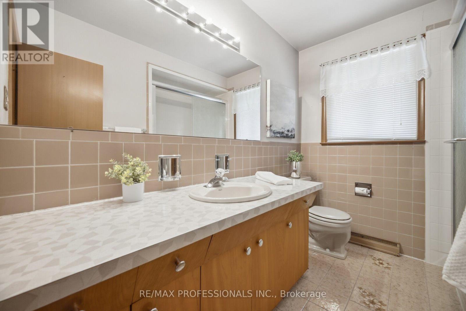 171 REGINA AVENUE - 24