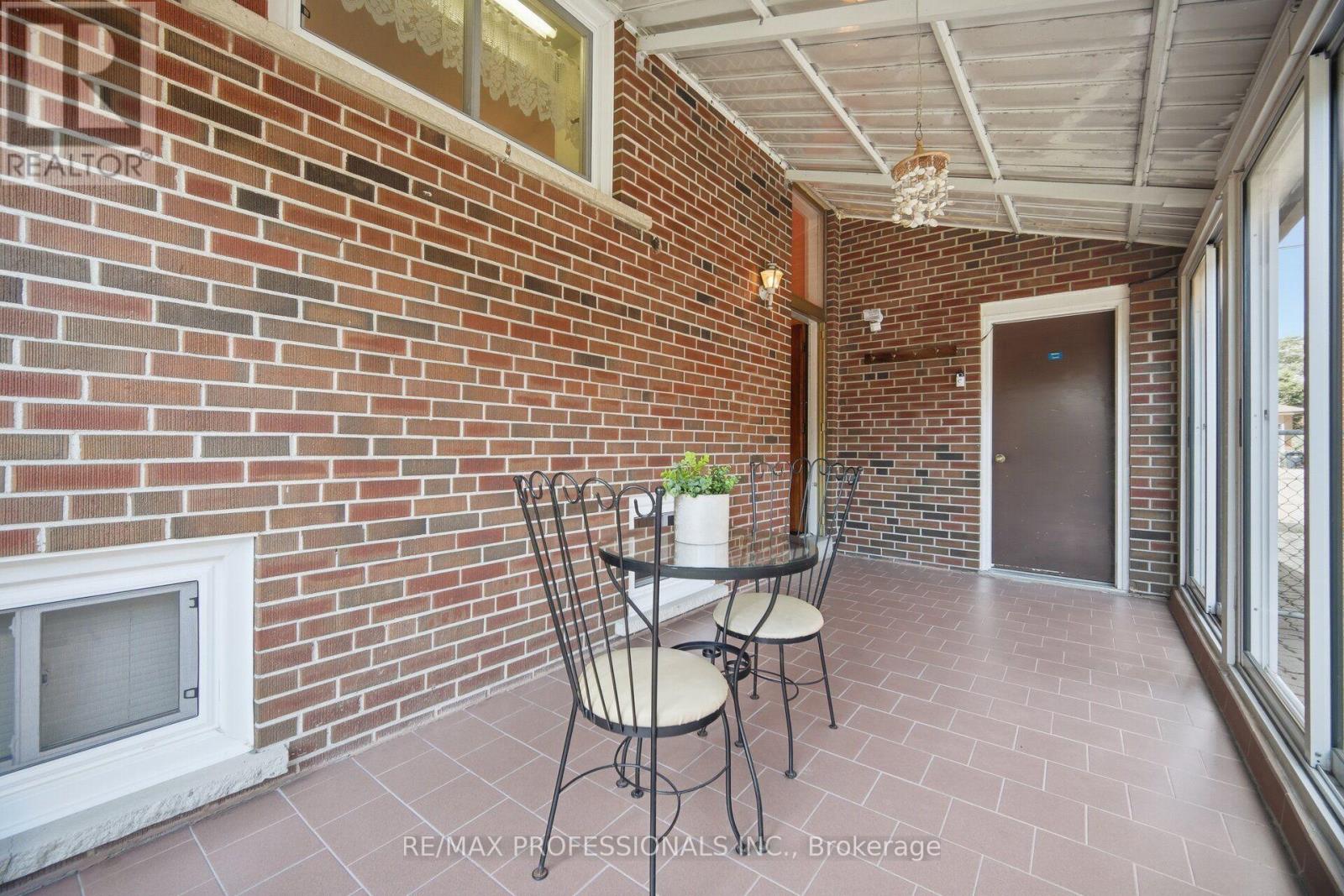 171 REGINA AVENUE - 28