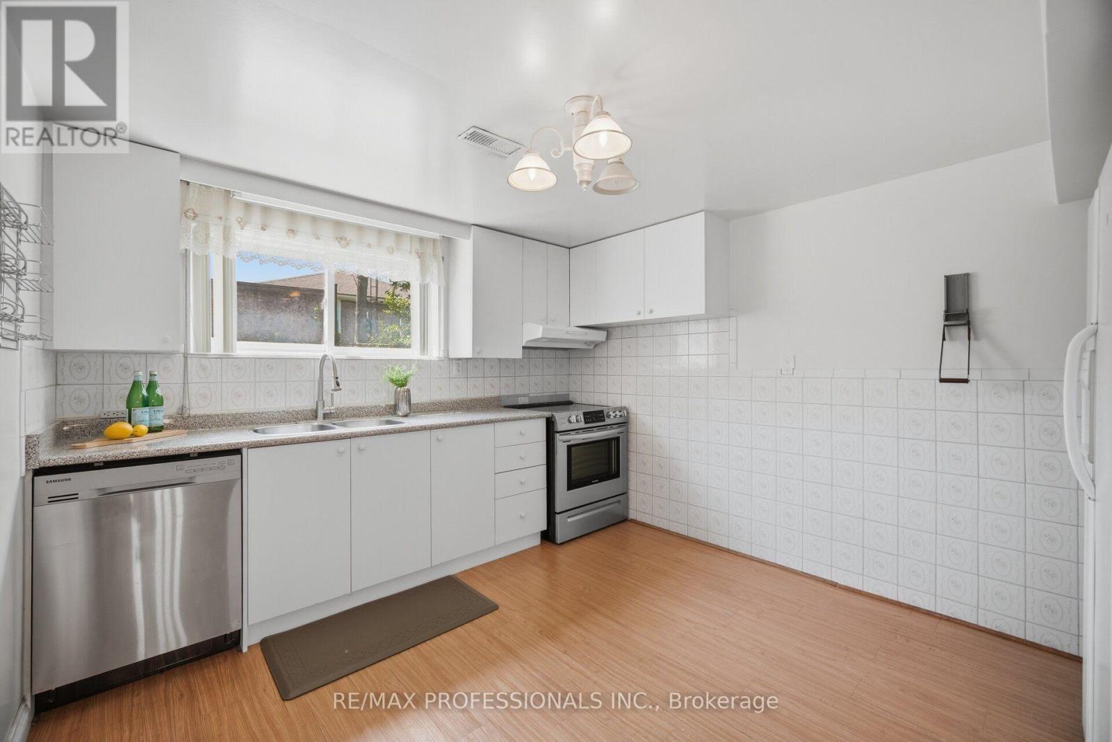 171 REGINA AVENUE - 31