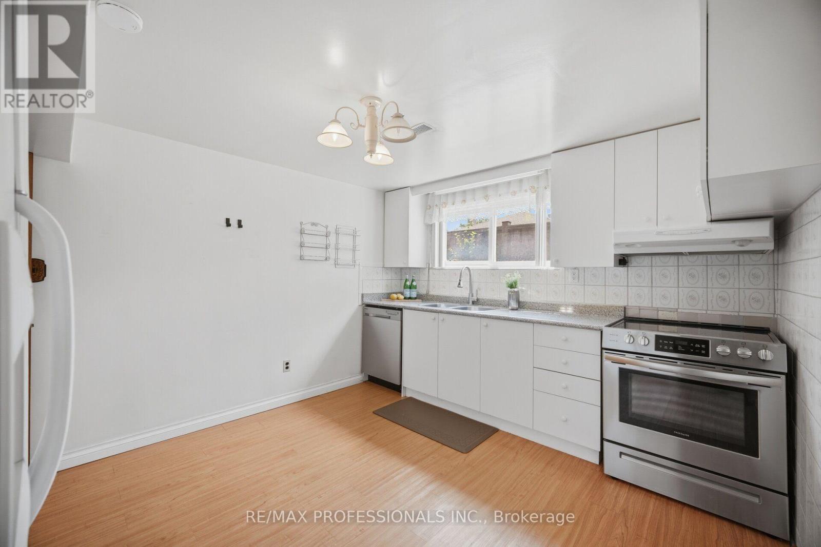 171 REGINA AVENUE - 32