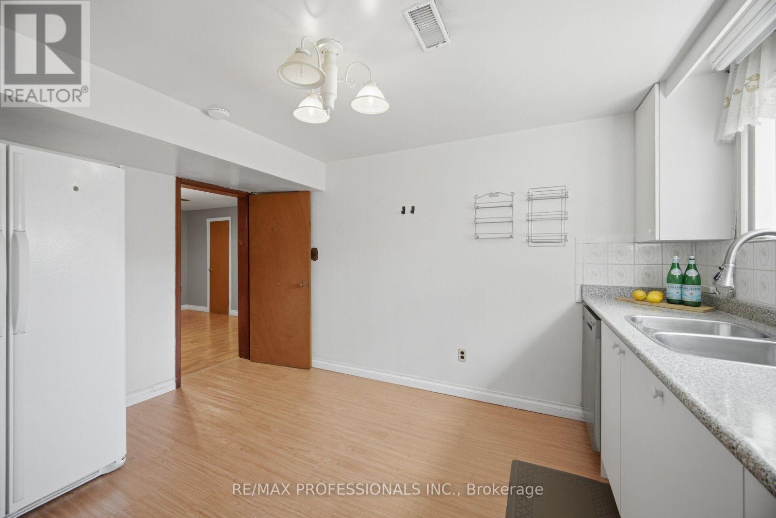 171 REGINA AVENUE - 33