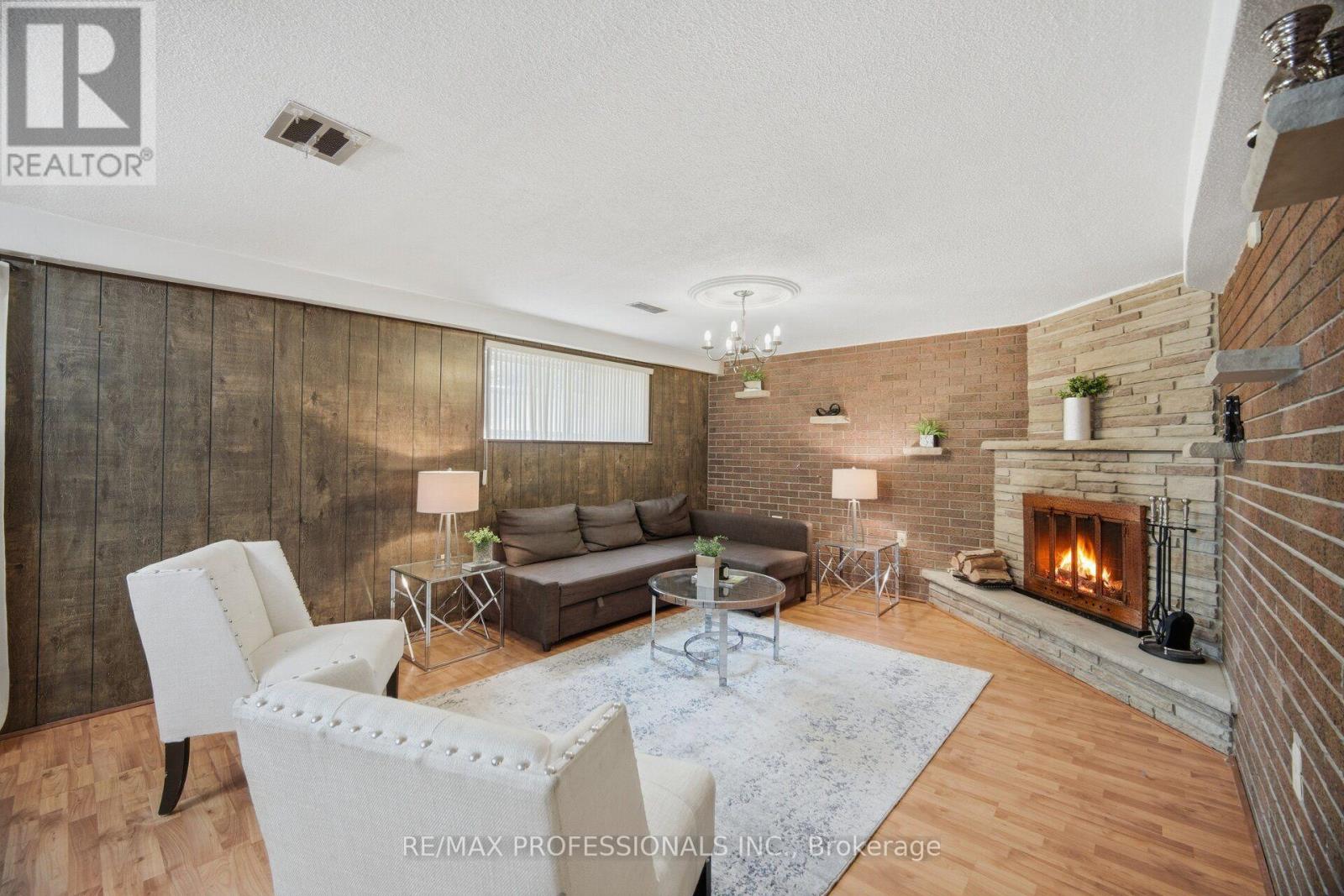 171 REGINA AVENUE - 34