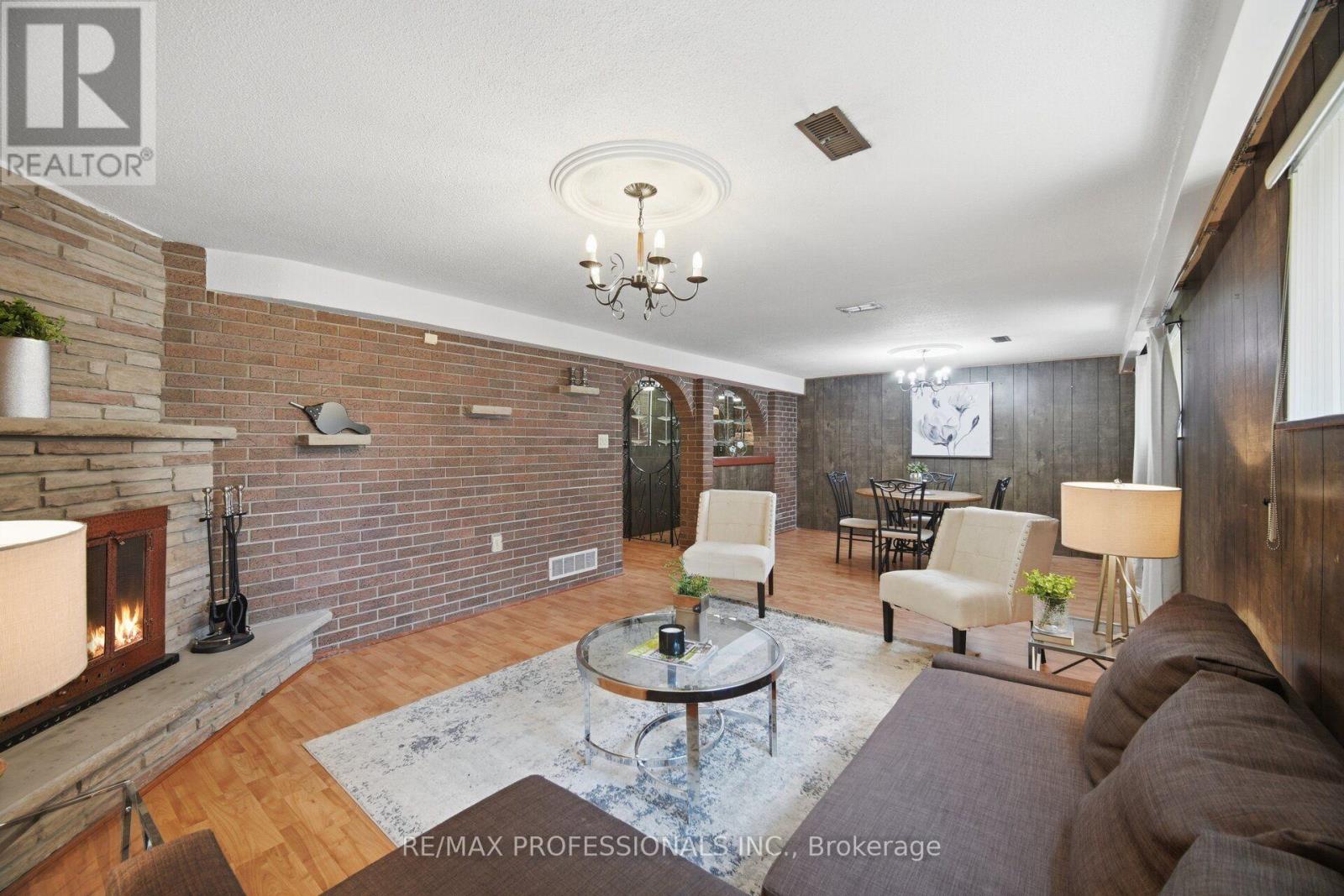171 REGINA AVENUE - 36